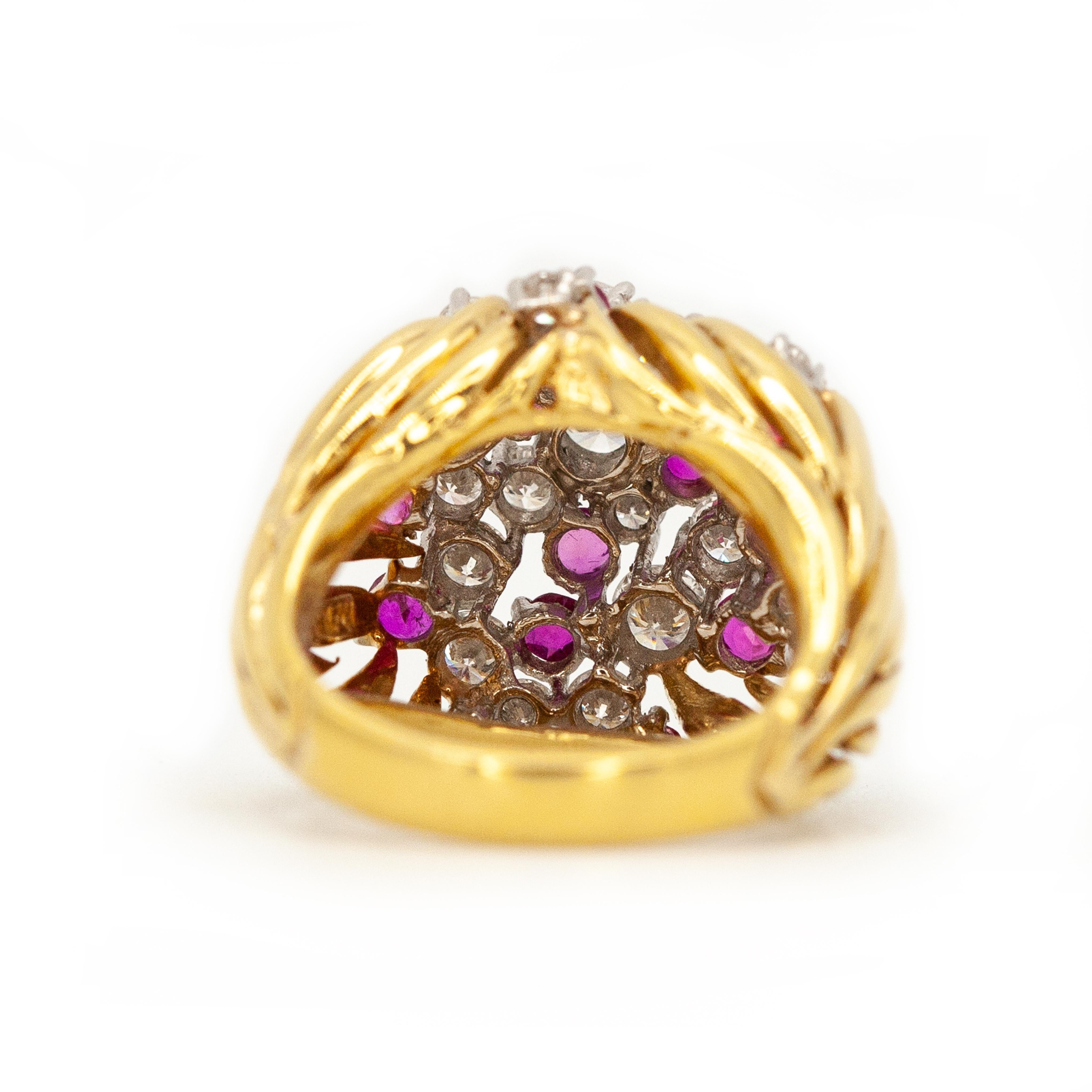 Bague cocktail vintage en or jaune 18K avec rubis et diamants Excellent état - En vente à New York, NY