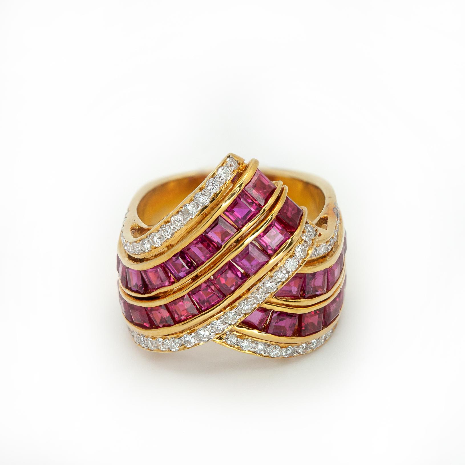 Bague cocktail vintage en or jaune 18K avec rubis et diamants Unisexe en vente