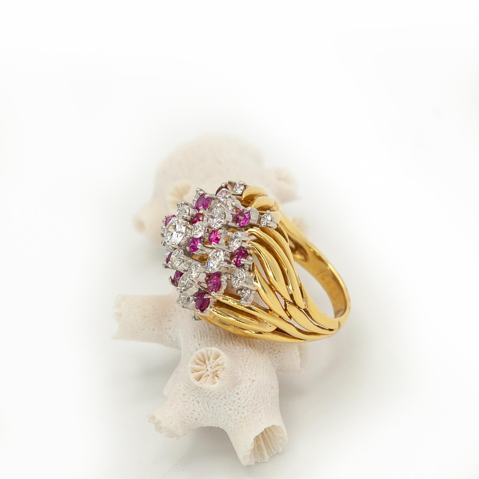 Bague cocktail vintage en or jaune 18K avec rubis et diamants Unisexe en vente