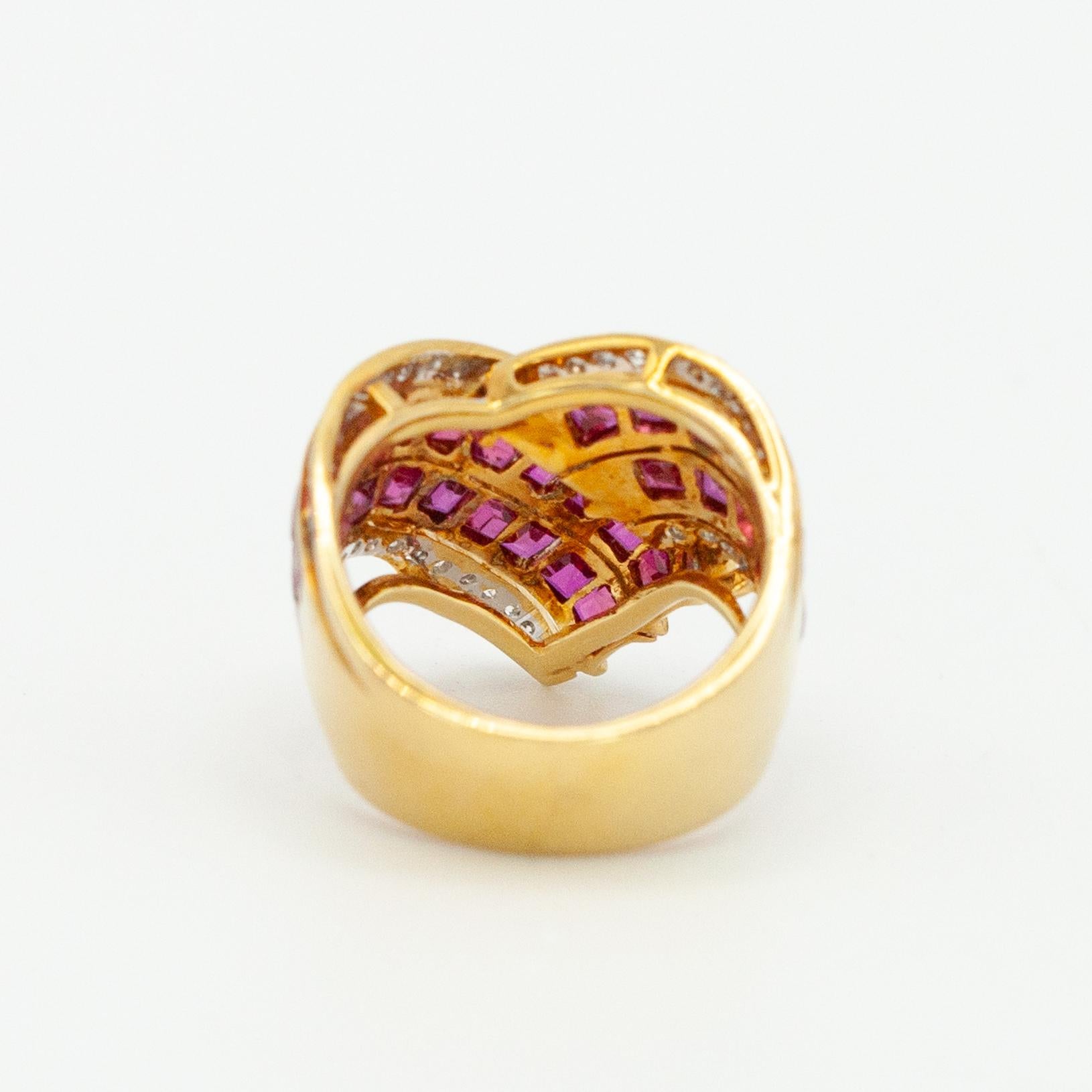 Bague cocktail vintage en or jaune 18K avec rubis et diamants en vente 1