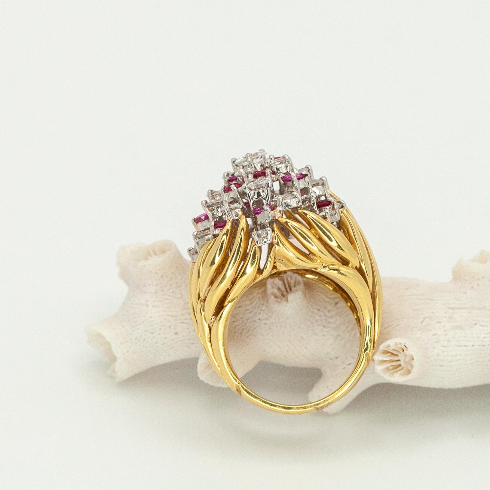 Bague cocktail vintage en or jaune 18K avec rubis et diamants en vente 1