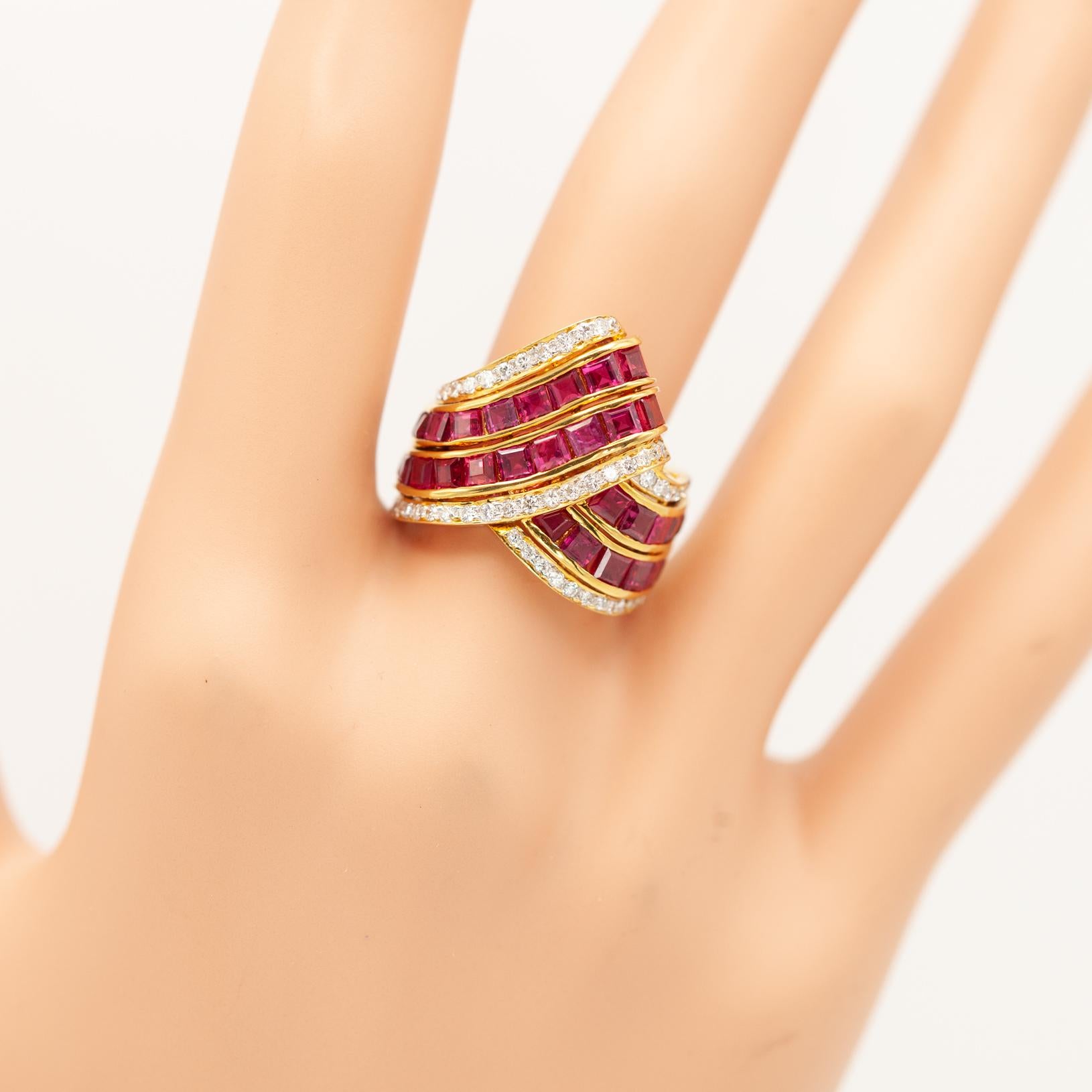 Bague cocktail vintage en or jaune 18K avec rubis et diamants en vente 2