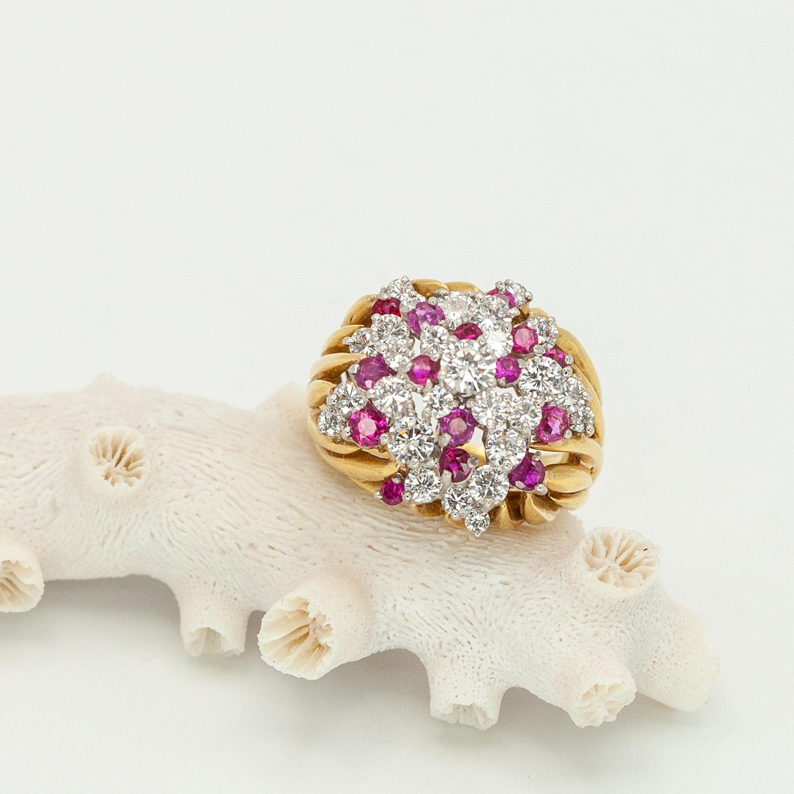 Bague cocktail vintage en or jaune 18K avec rubis et diamants en vente 2