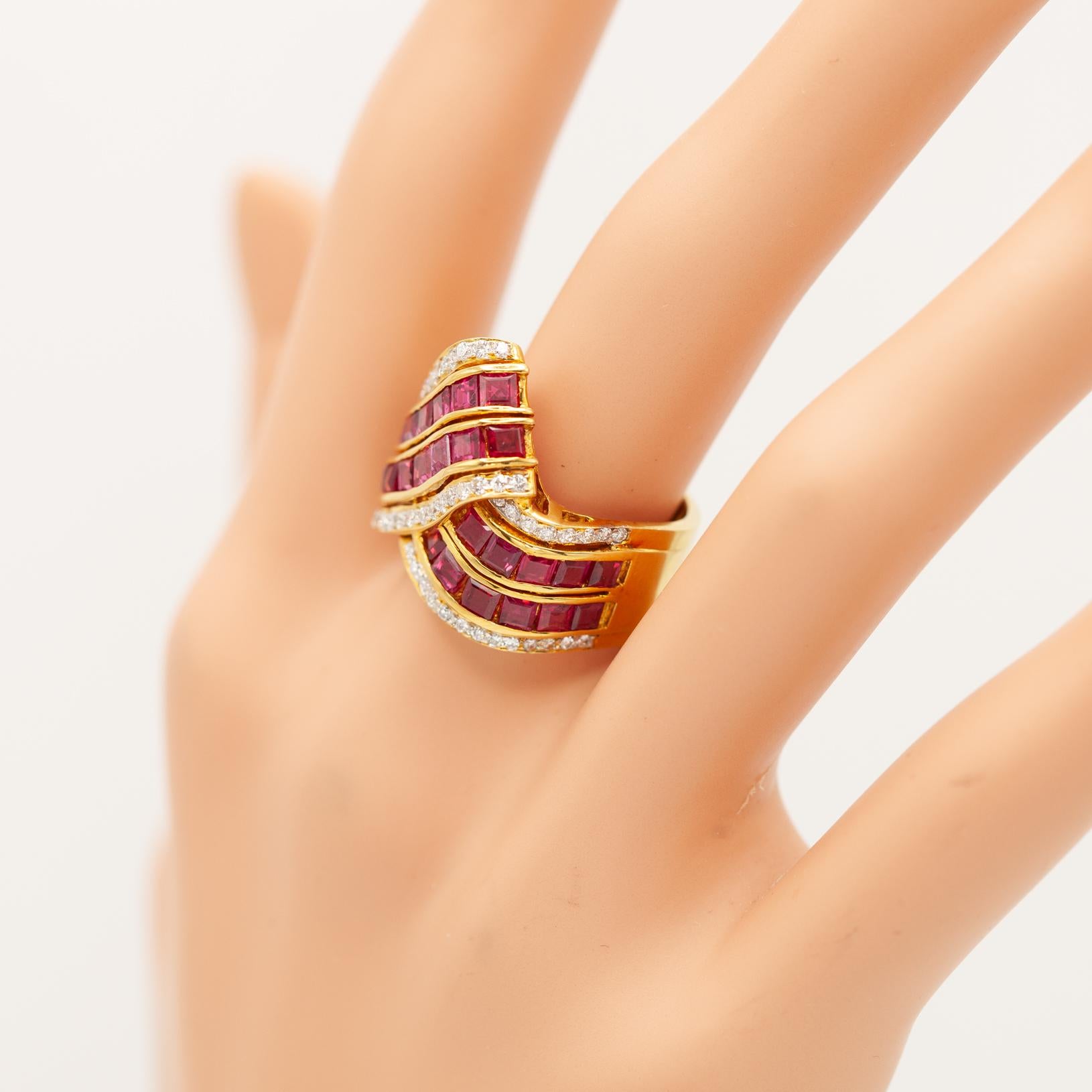 Bague cocktail vintage en or jaune 18K avec rubis et diamants en vente 3