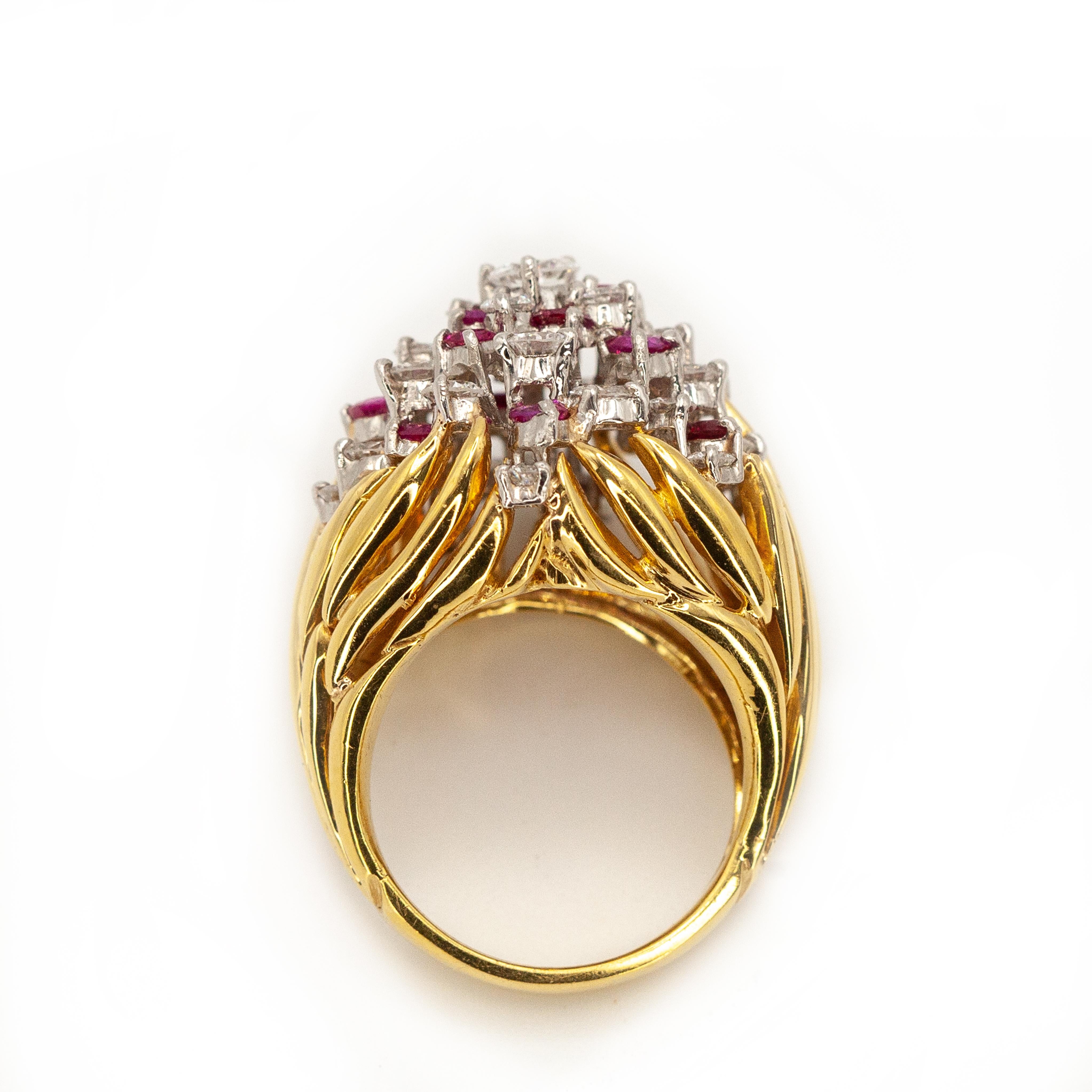 Bague cocktail vintage en or jaune 18K avec rubis et diamants en vente 3