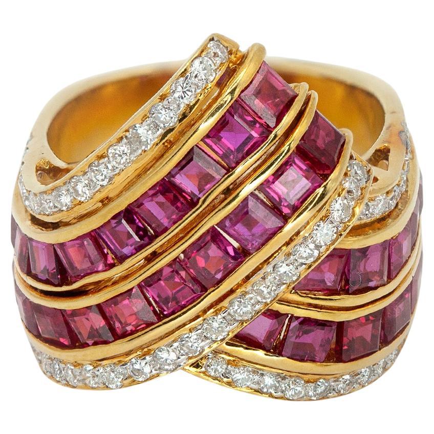 Bague cocktail vintage en or jaune 18K avec rubis et diamants en vente