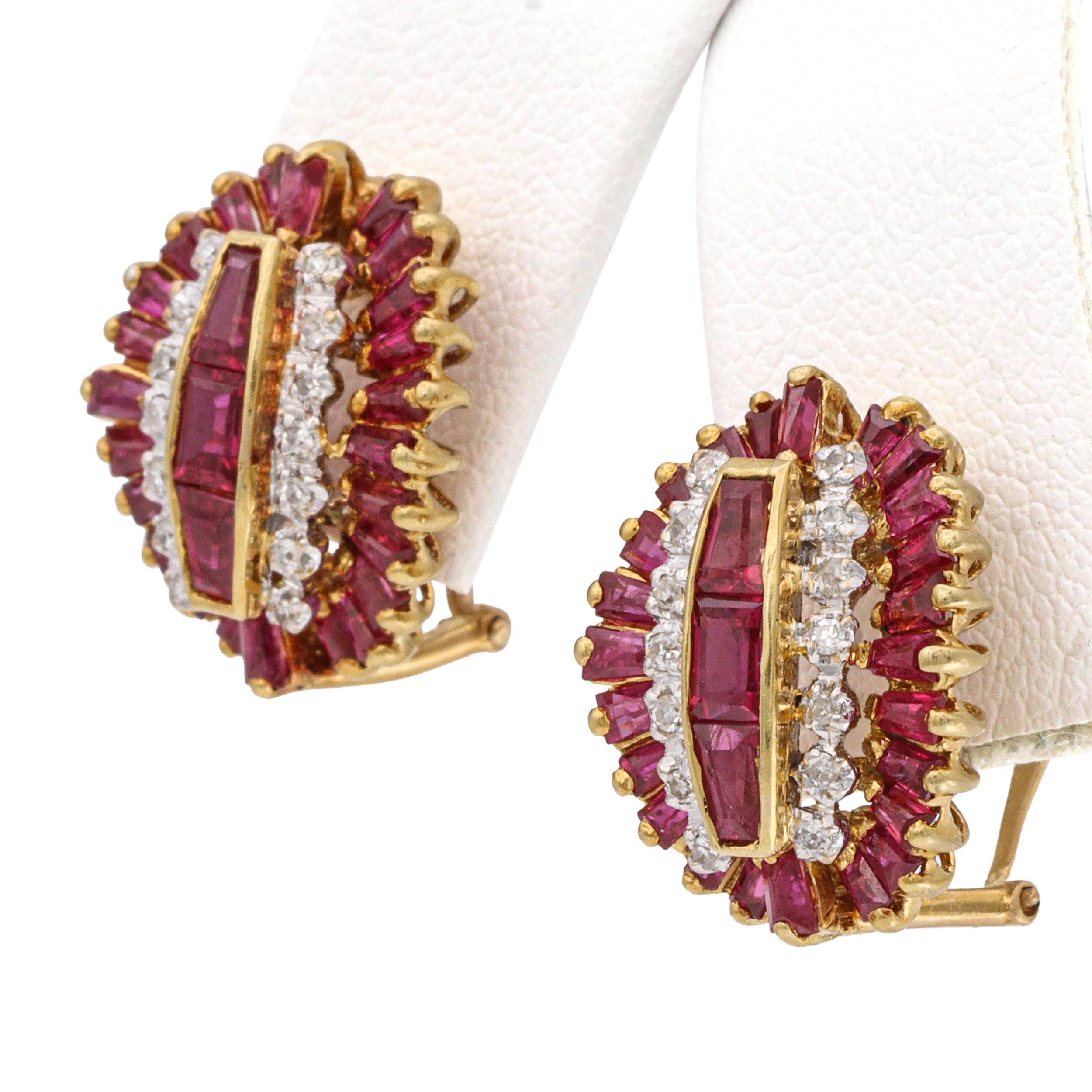 Estos elegantes pendientes vintage están elaborados en oro amarillo de 18k y presentan vibrantes rubíes acentuados por brillantes diamantes. El intenso tono rojo de los rubíes contrasta maravillosamente con el brillo de los diamantes y el cálido