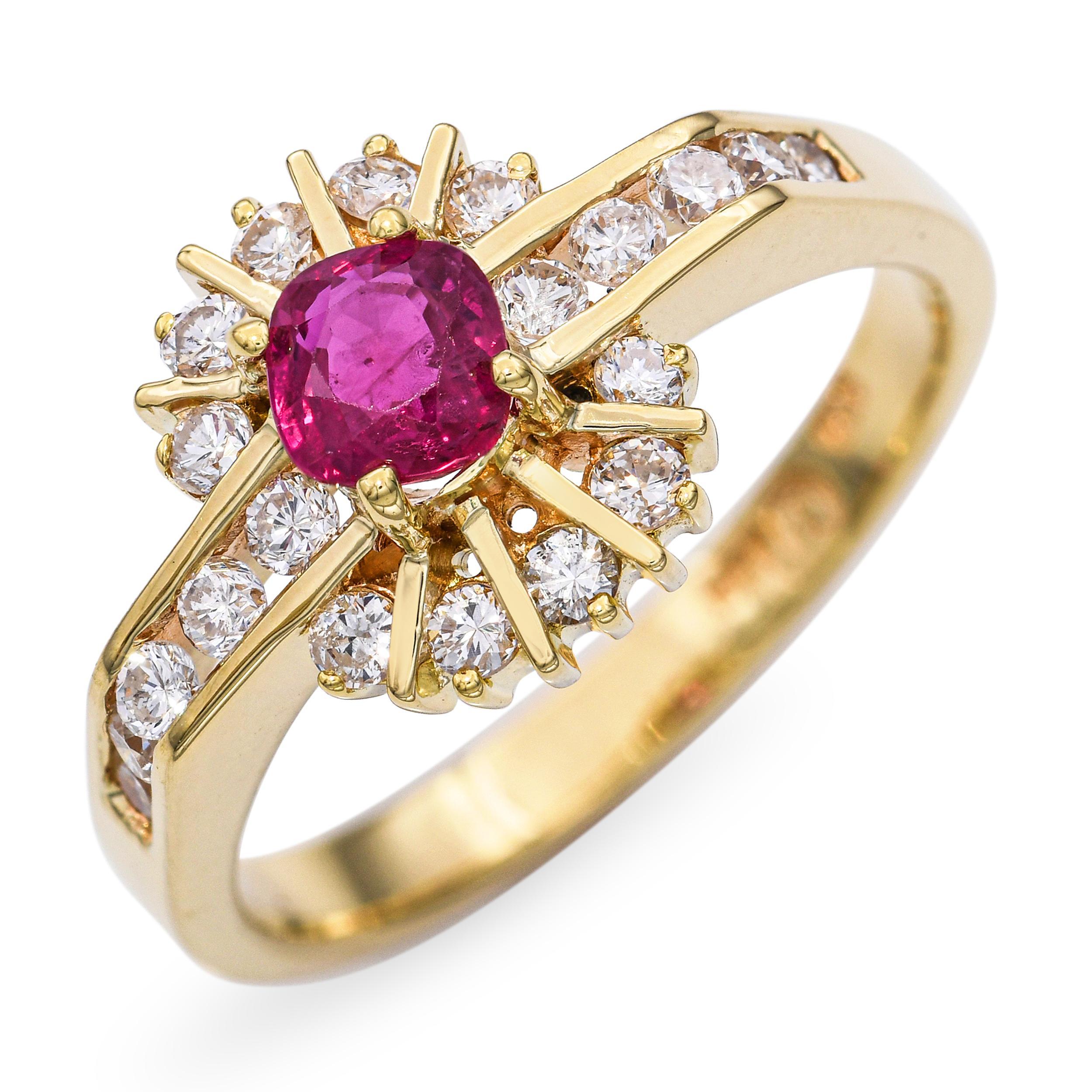 Anillo vintage de oro amarillo de 18 quilates con halo de rubíes y diamantes, con un vibrante rubí natural en el centro rodeado de un brillante halo de aproximadamente 0,27 quilates de peso total en diamantes brillantes redondos. El rubí presenta un