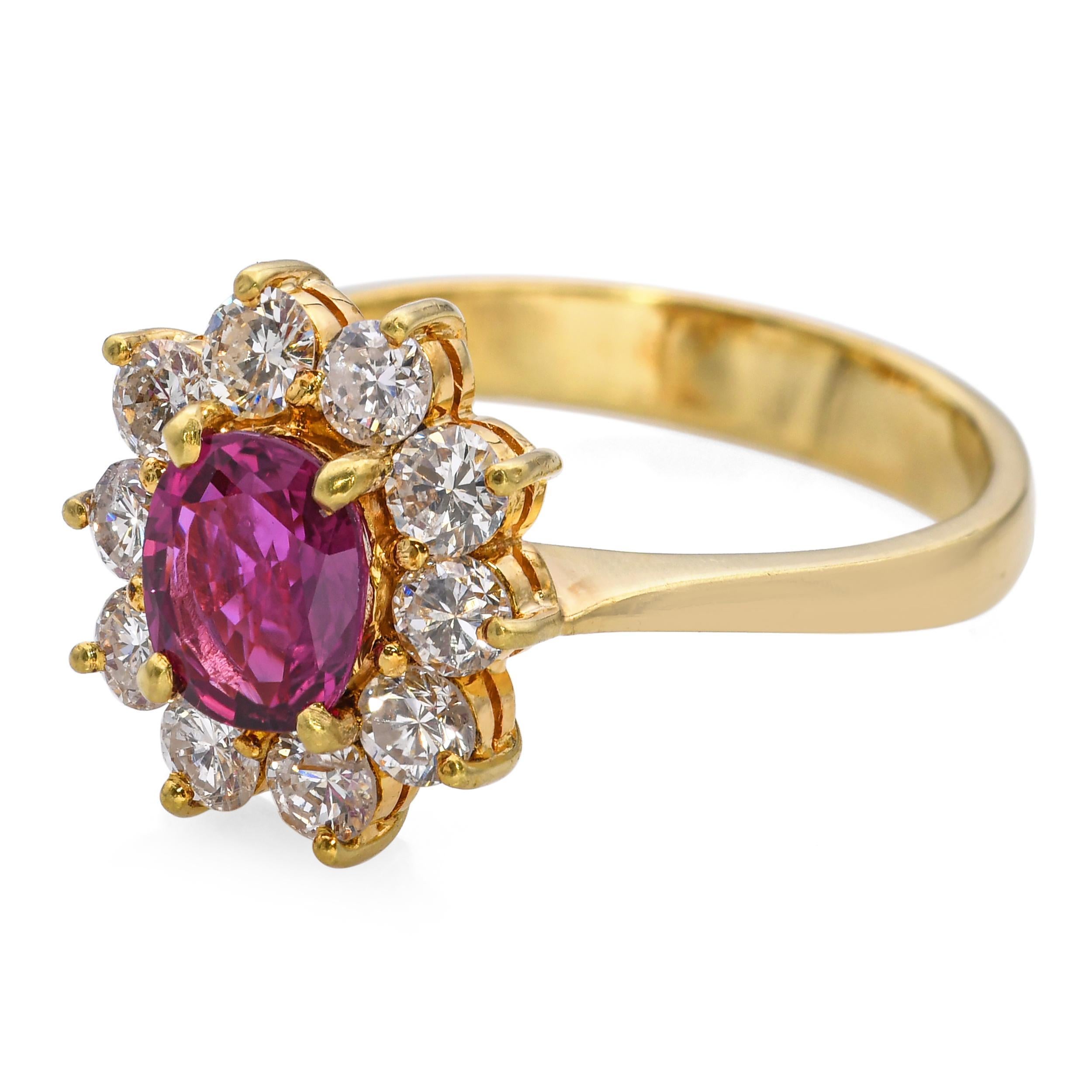 Anello aureola con rubino e diamante in oro giallo 18k vintage In condizioni buone in vendita a New York, NY