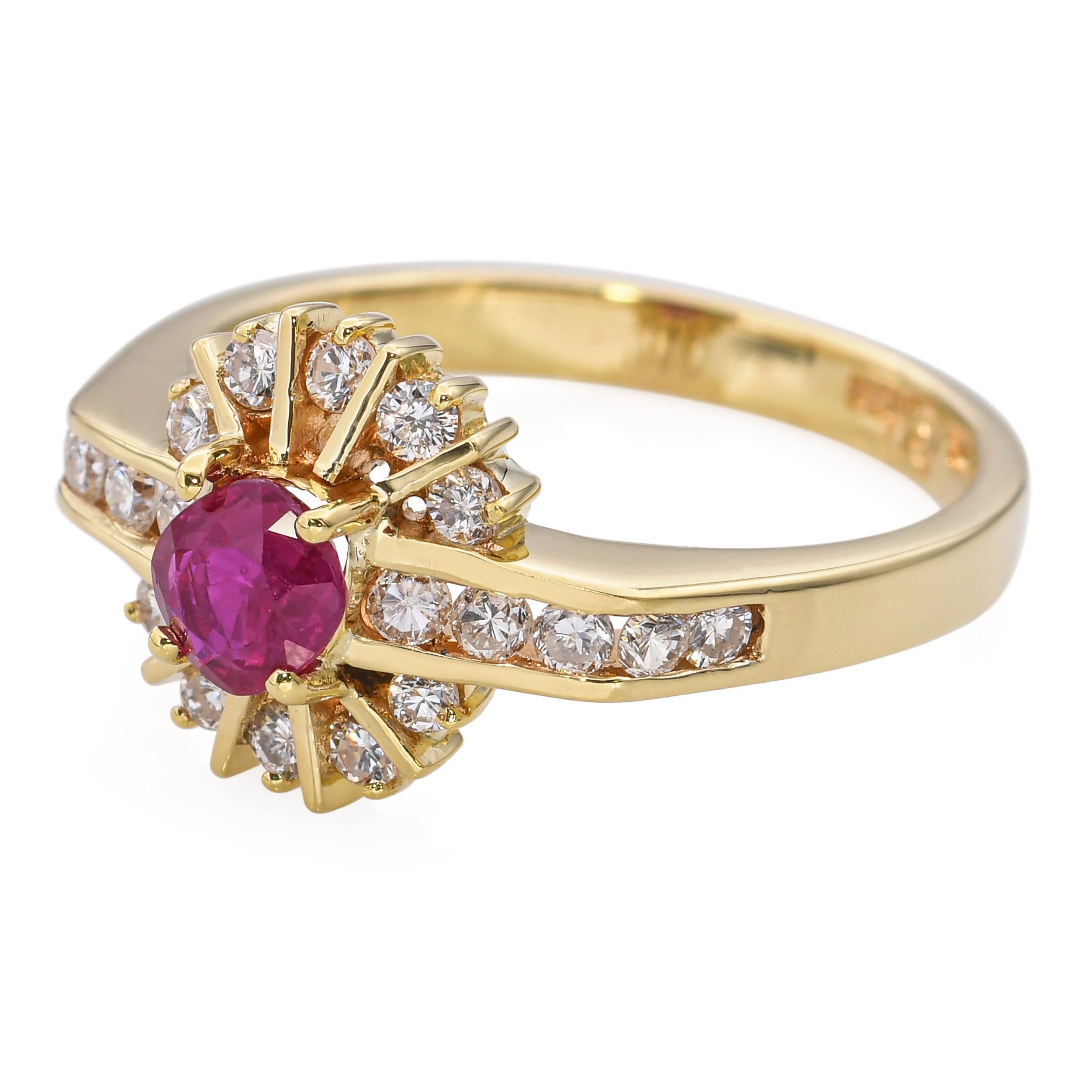 Anillo vintage de oro amarillo de 18k con halo de rubíes y diamantes en Bueno estado para la venta en New York, NY
