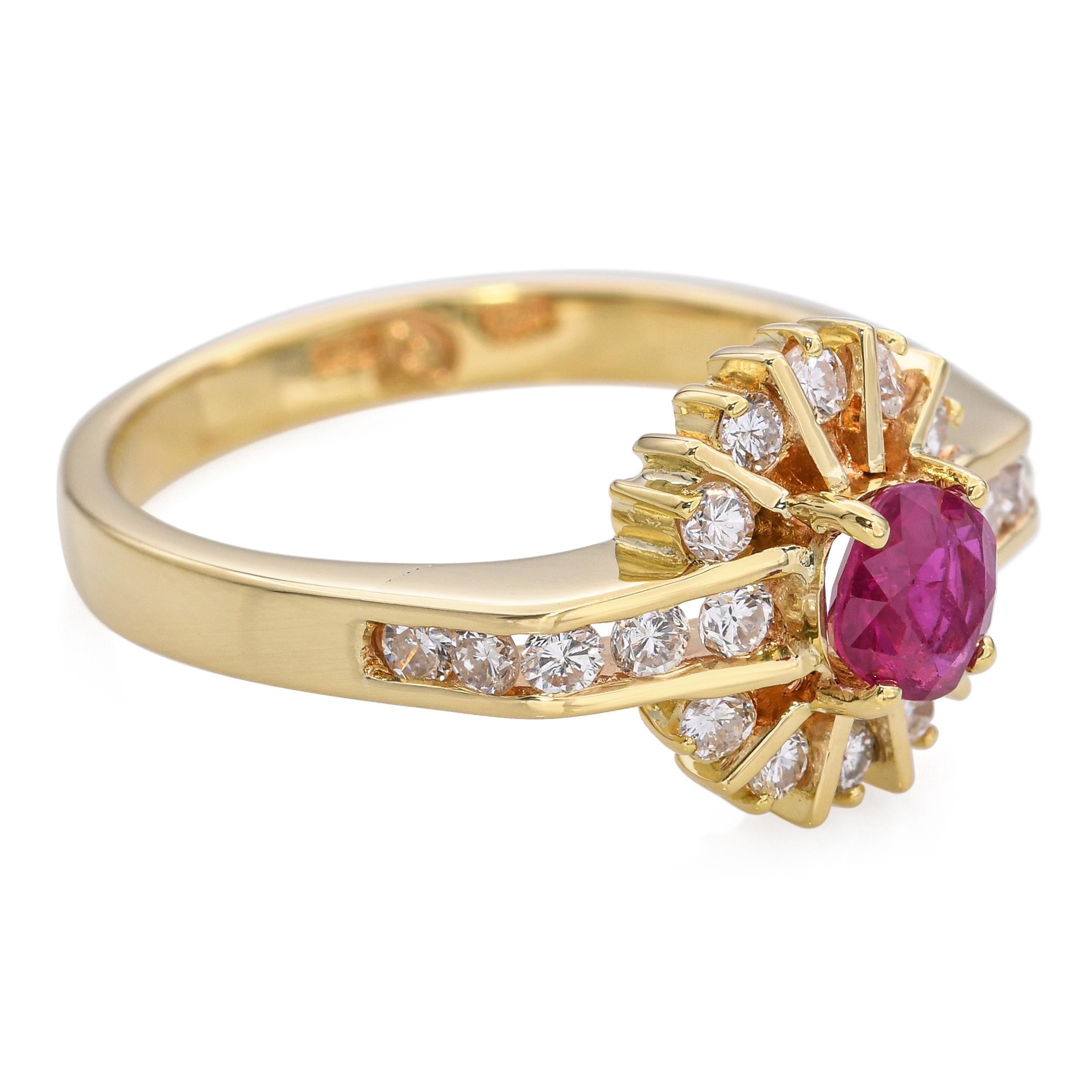 Anillo vintage de oro amarillo de 18k con halo de rubíes y diamantes en venta 1