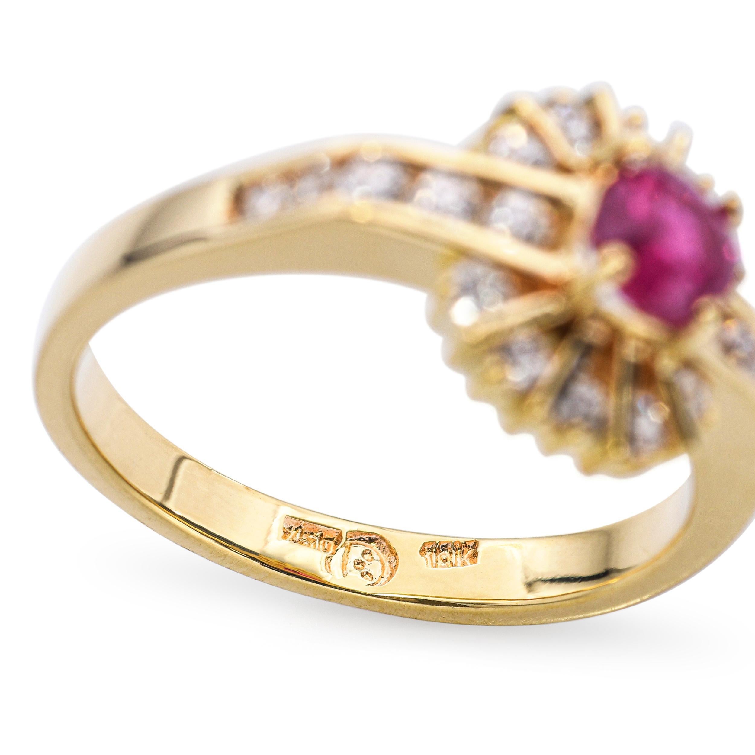 Anillo vintage de oro amarillo de 18k con halo de rubíes y diamantes en venta 2