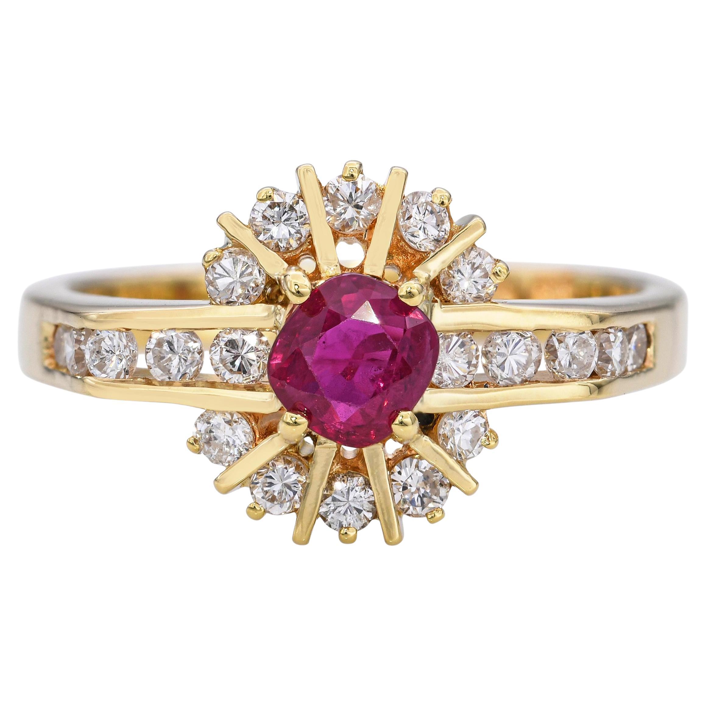 Anillo vintage de oro amarillo de 18k con halo de rubíes y diamantes en venta