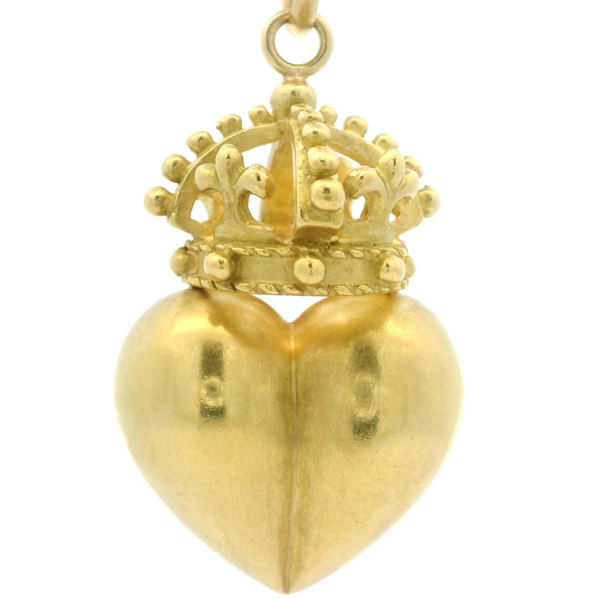 Taille brillant Pendentif en or jaune 18 carats rubis et diamants couronne bouffante en forme de coeur en vente