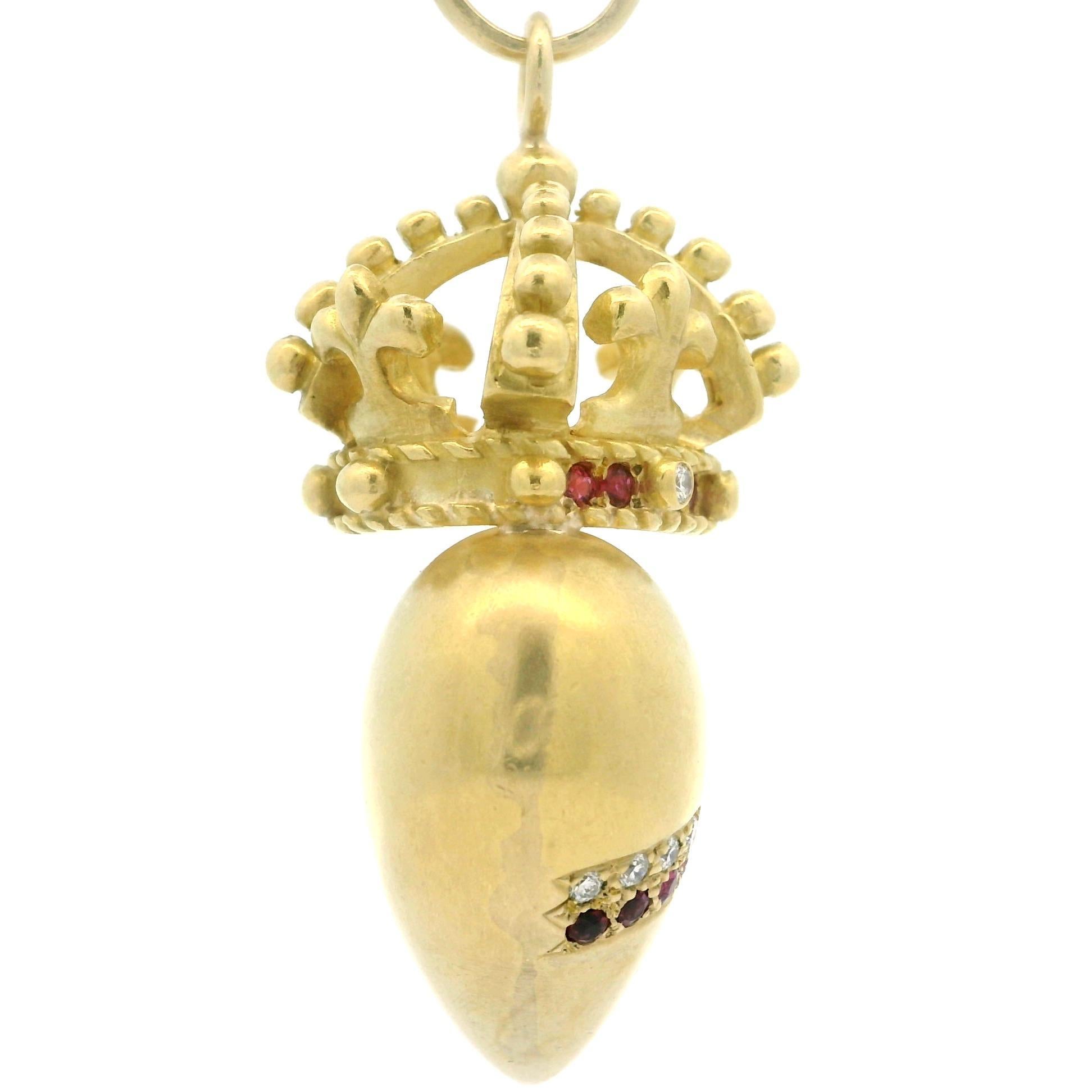 Pendentif en or jaune 18 carats rubis et diamants couronne bouffante en forme de coeur Excellent état - En vente à Montclair, NJ