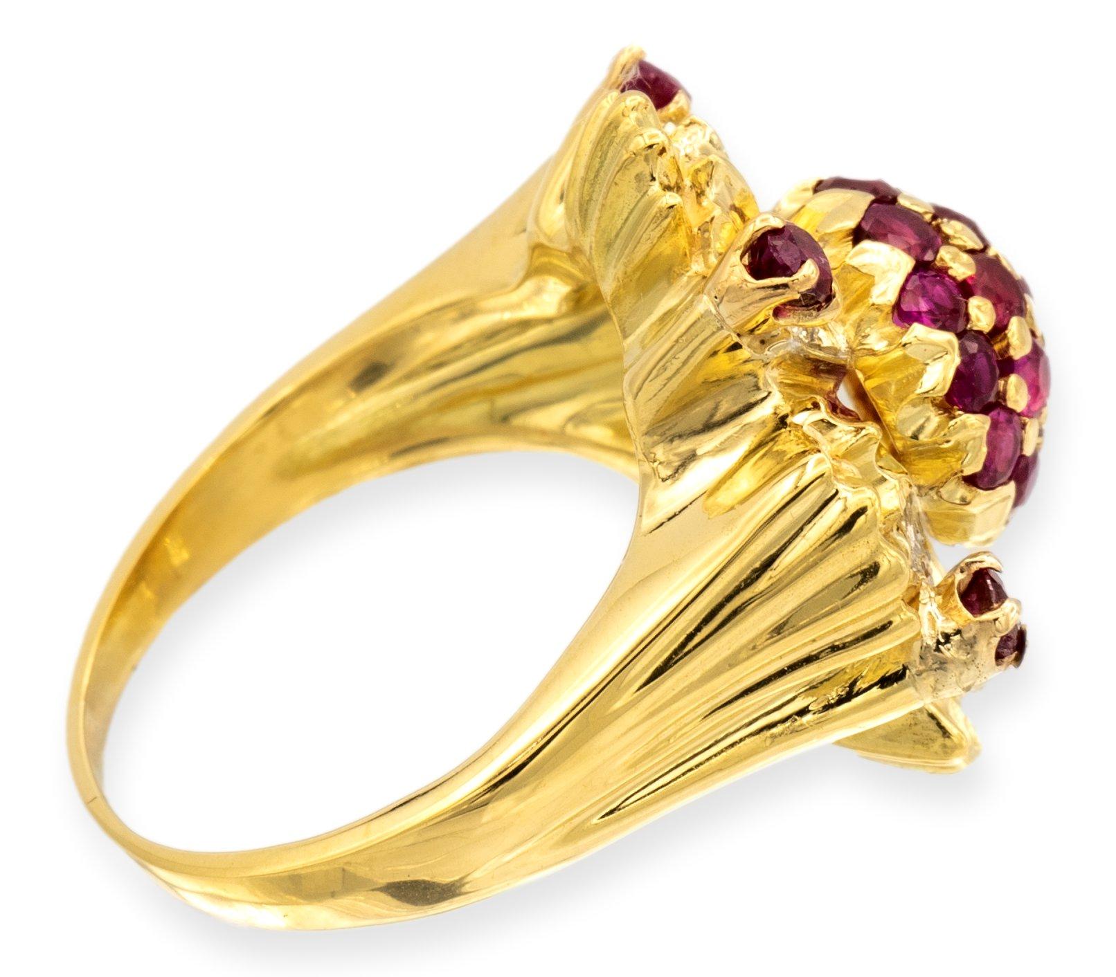 Retro Vintage 18k Yellow Gold Ruby and Diamond Starburst Cocktail Ring For Sale