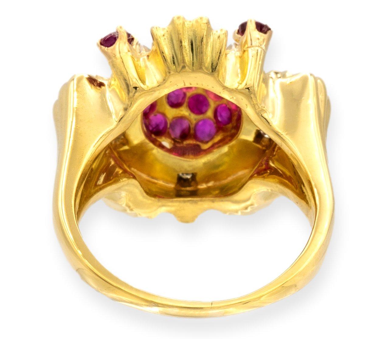 Brilliant Cut Vintage 18k Yellow Gold Ruby and Diamond Starburst Cocktail Ring For Sale