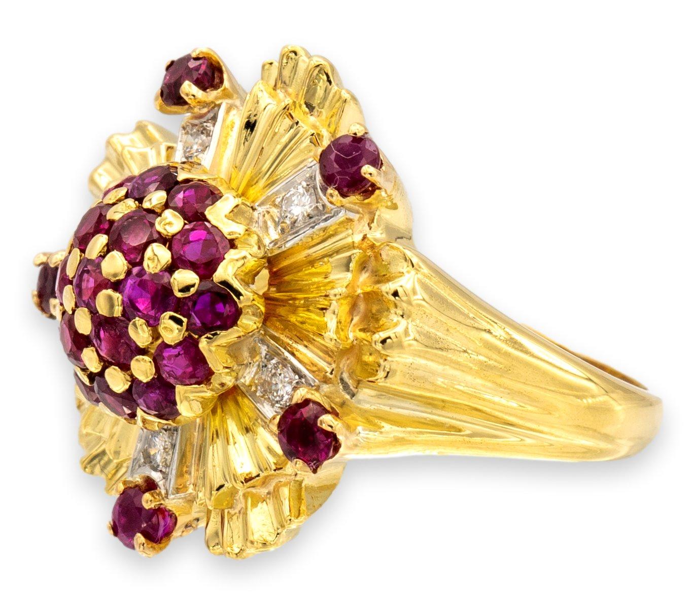 Vintage 18k Yellow Gold Ruby and Diamond Starburst Cocktail Ring In Good Condition For Sale In New York, NY