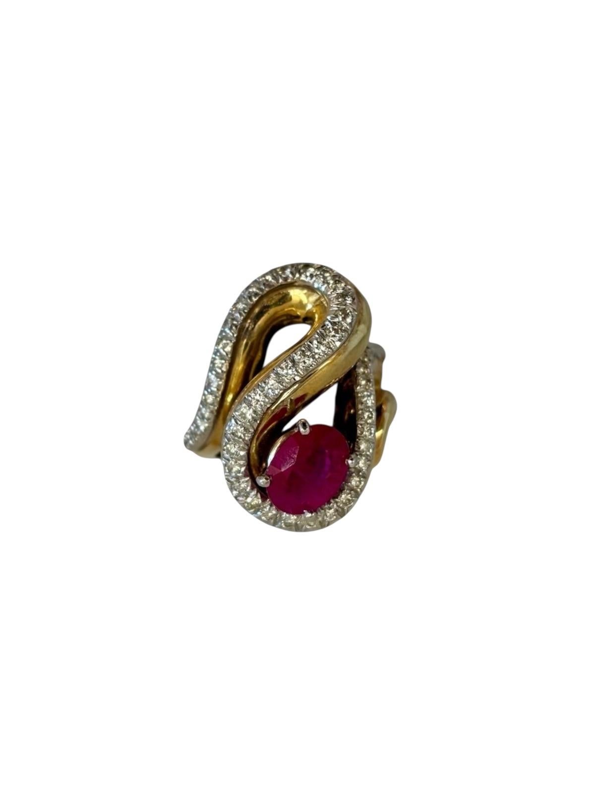 Taille ovale Vintage Bague en or jaune 18K avec rubis et diamants en vente