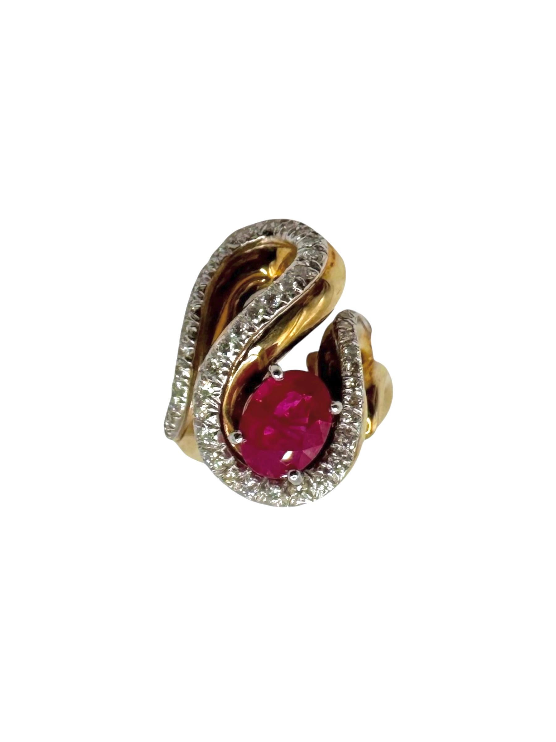 Vintage Bague en or jaune 18K avec rubis et diamants Excellent état - En vente à Great Neck Plaza, NY