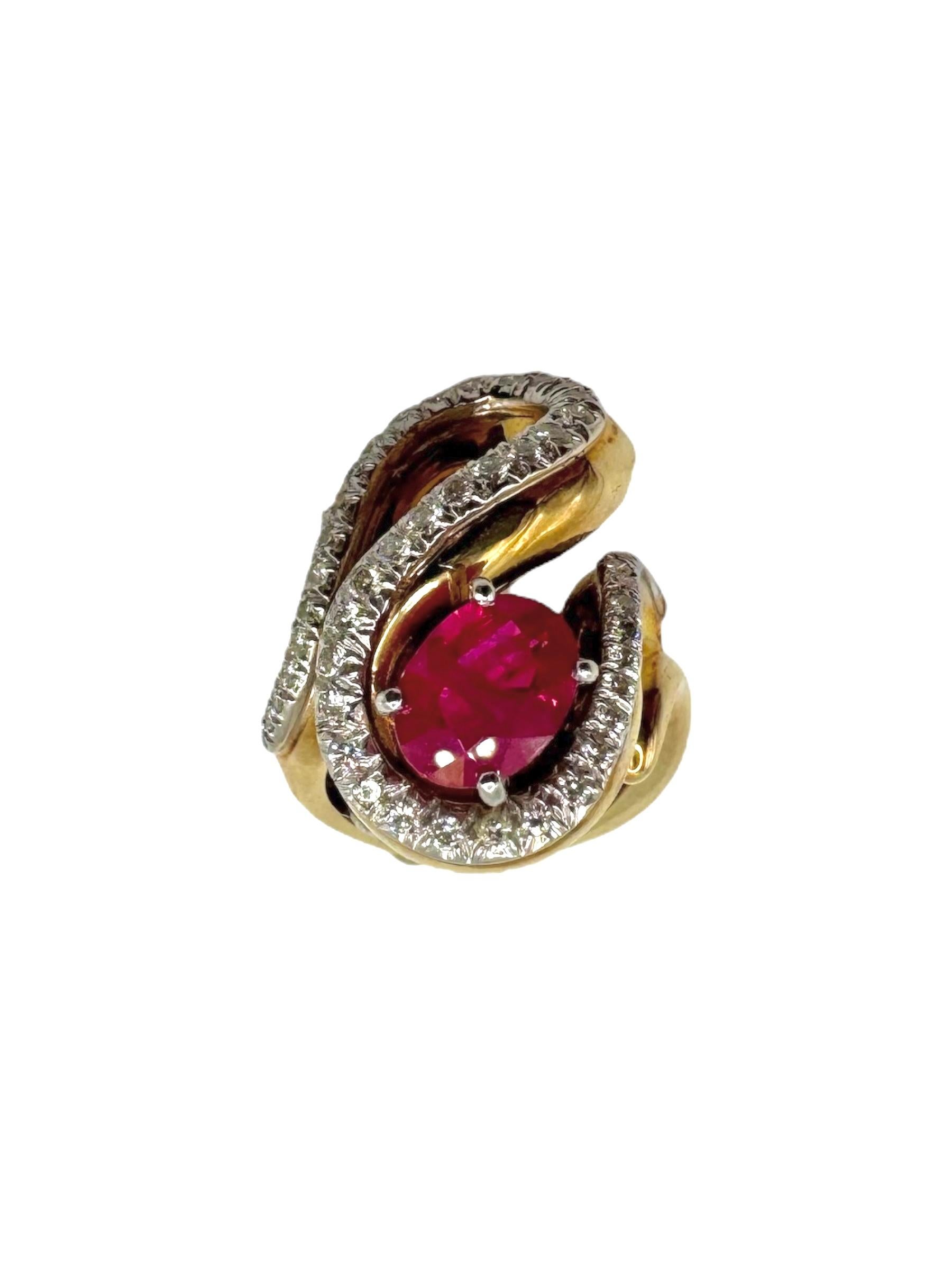 Vintage Bague en or jaune 18K avec rubis et diamants Unisexe en vente