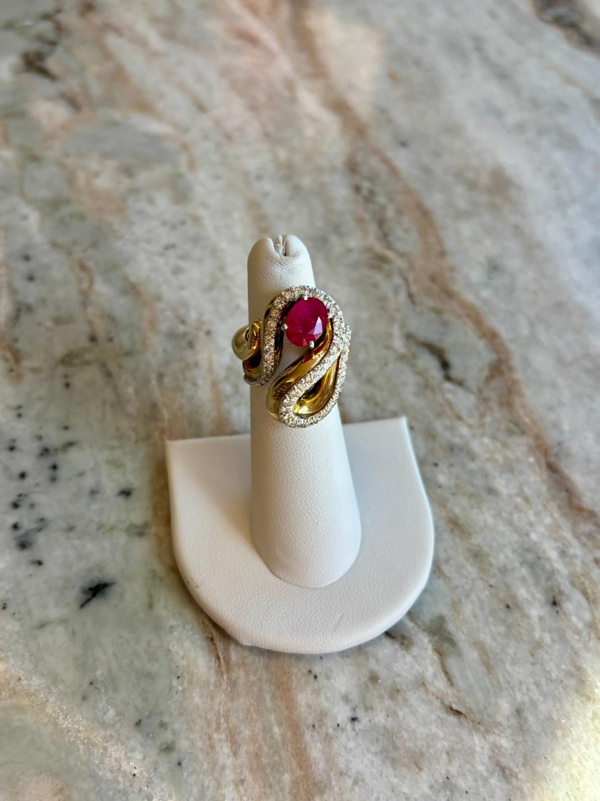 Vintage Bague en or jaune 18K avec rubis et diamants en vente 1
