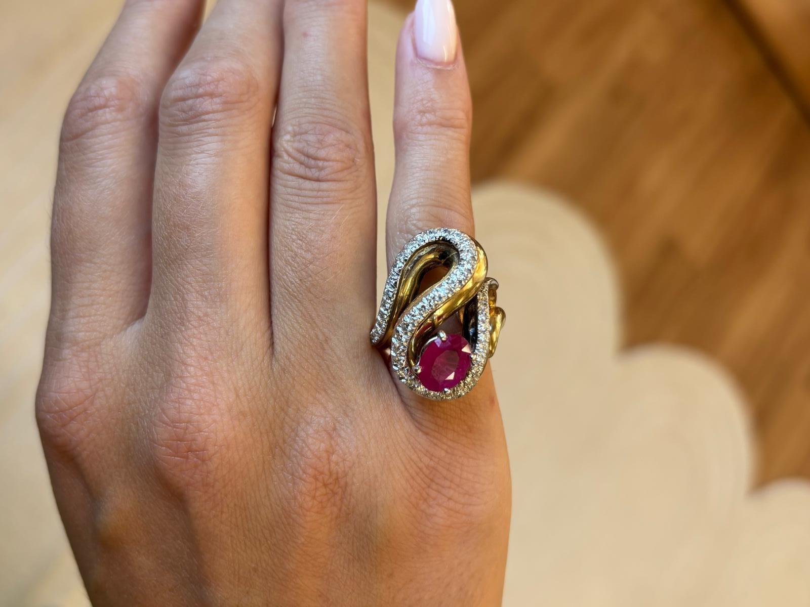 Vintage Bague en or jaune 18K avec rubis et diamants en vente 2