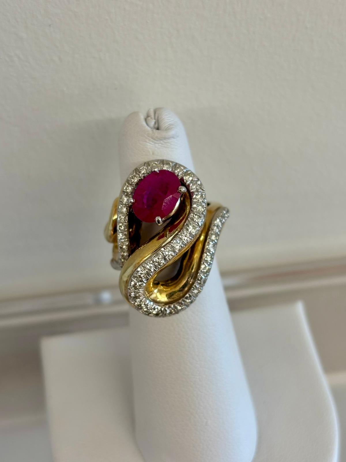 Vintage Bague en or jaune 18K avec rubis et diamants en vente 4