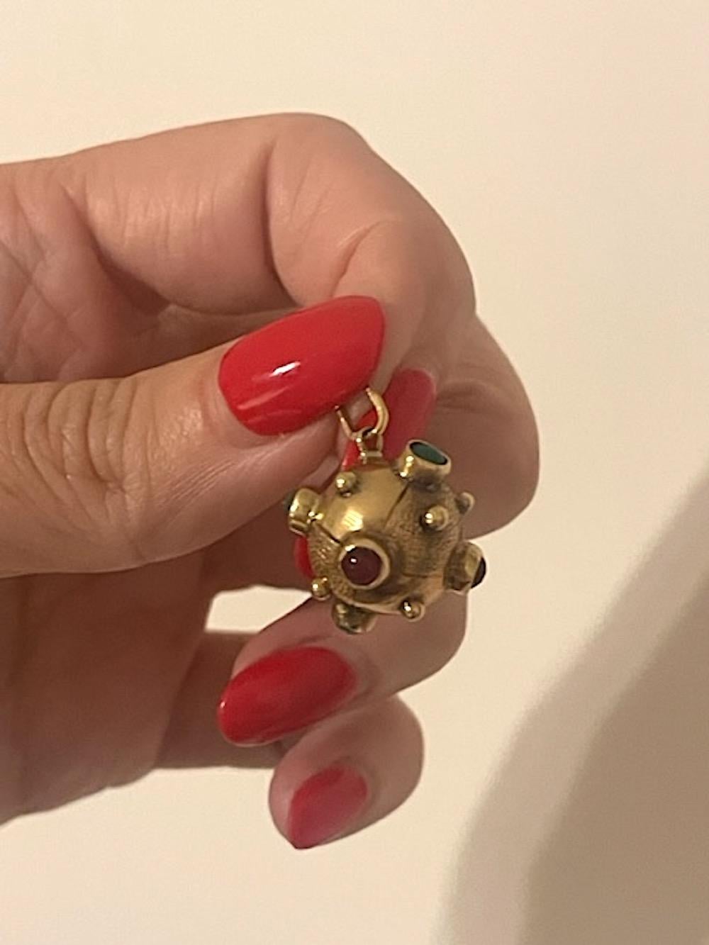 Vintage 18K Yellow Gold Ruby and Emerald Cabochon Sputnik Charm For Sale 1