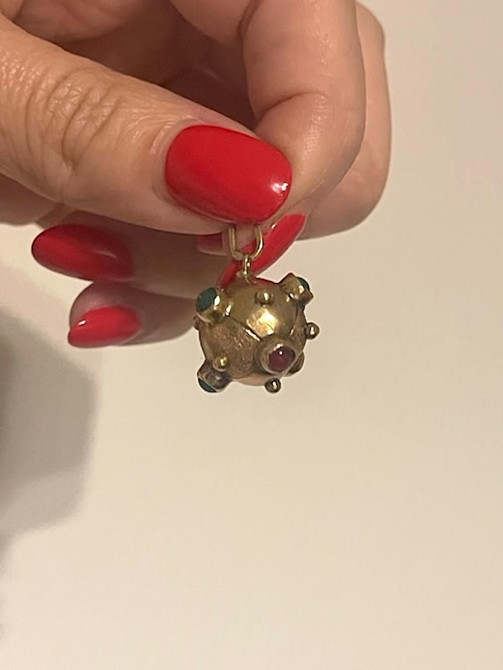 Vintage 18K Yellow Gold Ruby and Emerald Cabochon Sputnik Charm For Sale 2