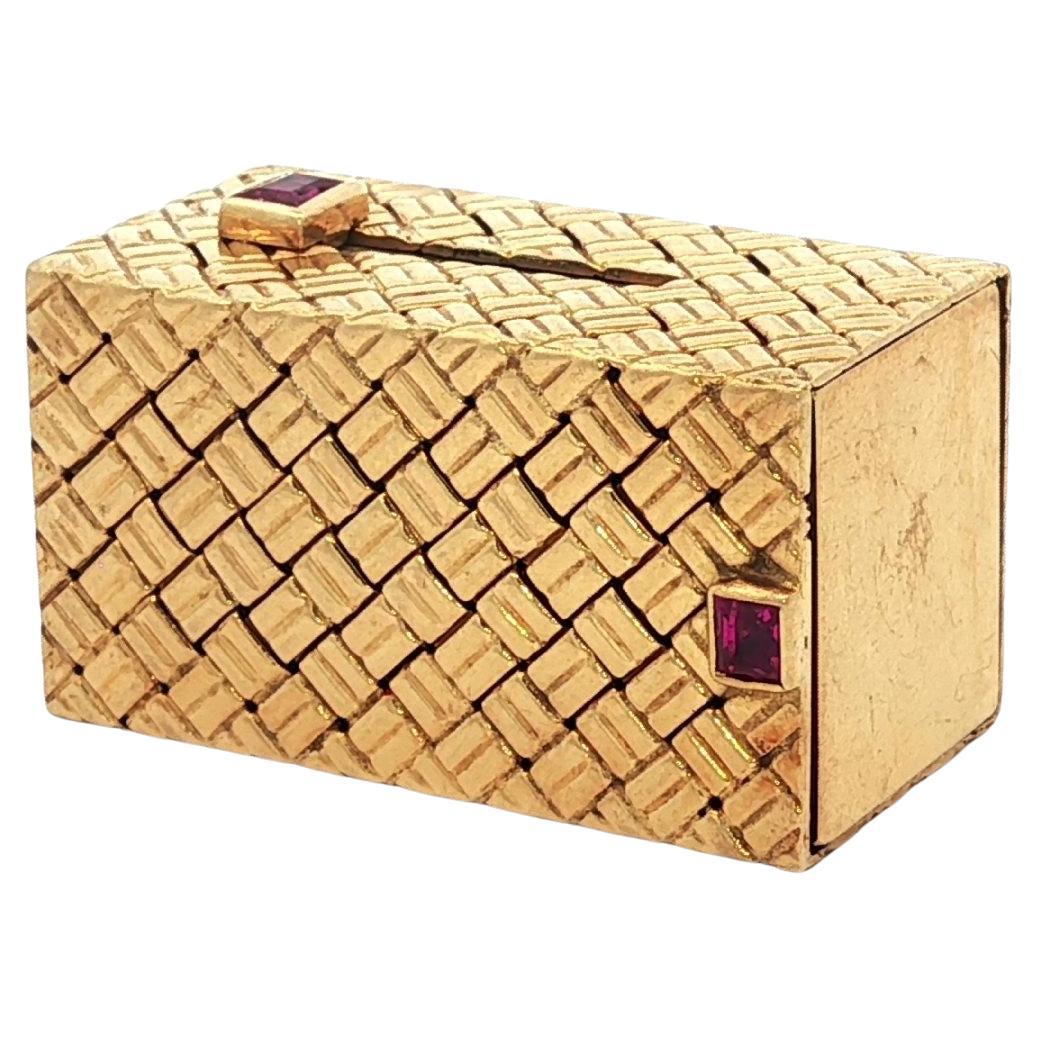 Boîte à pilules rectangulaire en or jaune 18 carats avec rubis en forme de panier tissé et texturé