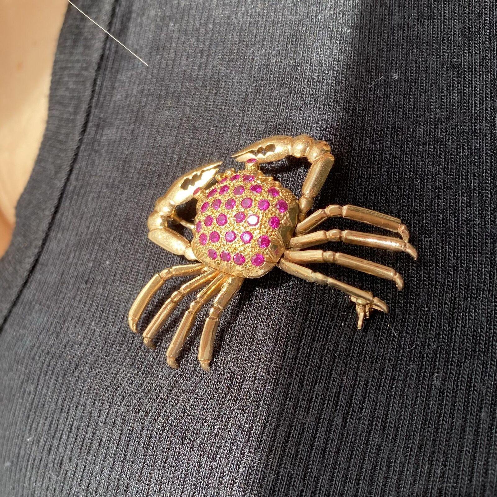 Round Cut Vintage 18K Yellow Gold Ruby Crab Brooch 9.9G For Sale