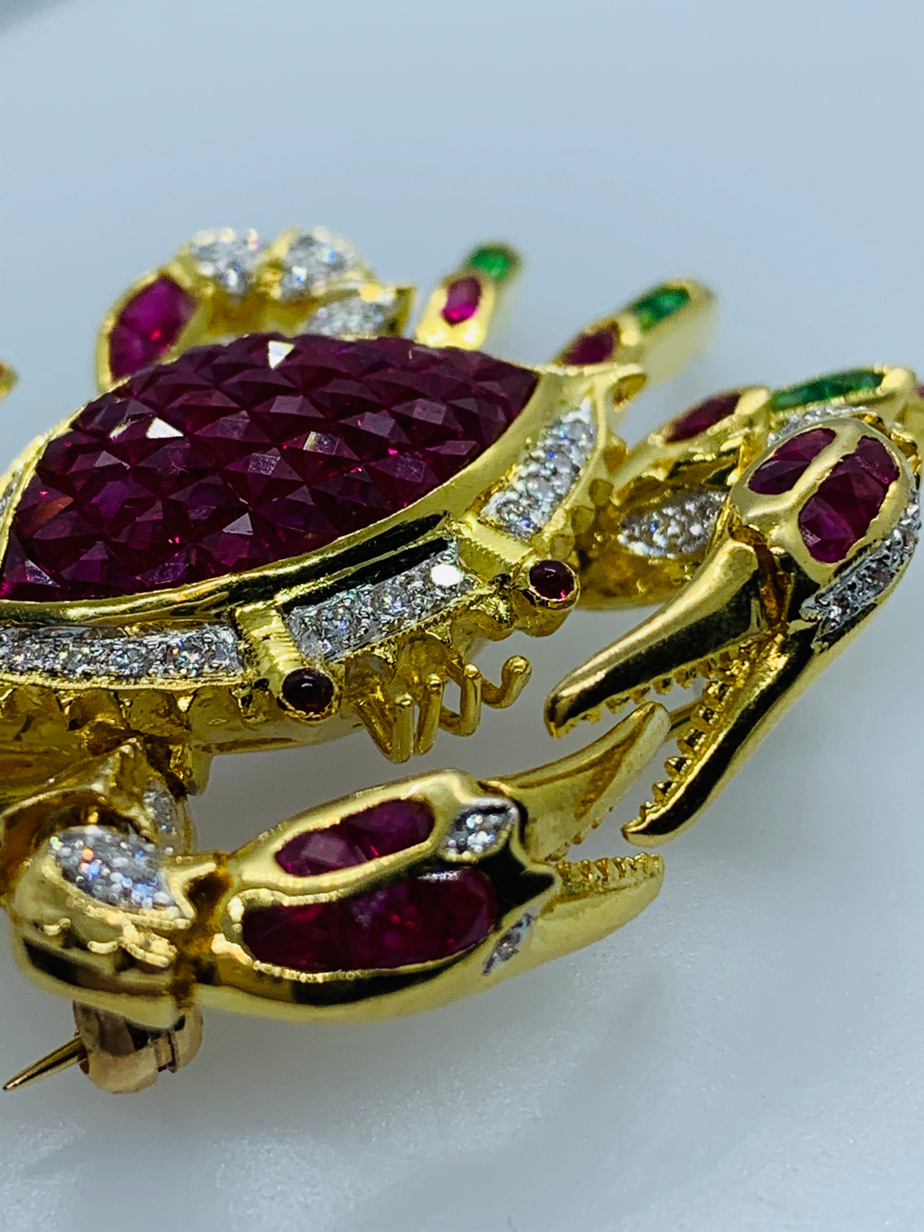 Vintage 18 Karat Yellow Gold Ruby Diamond and Emerald Articulated Crab Brooch In Excellent Condition In Birmingham, AL