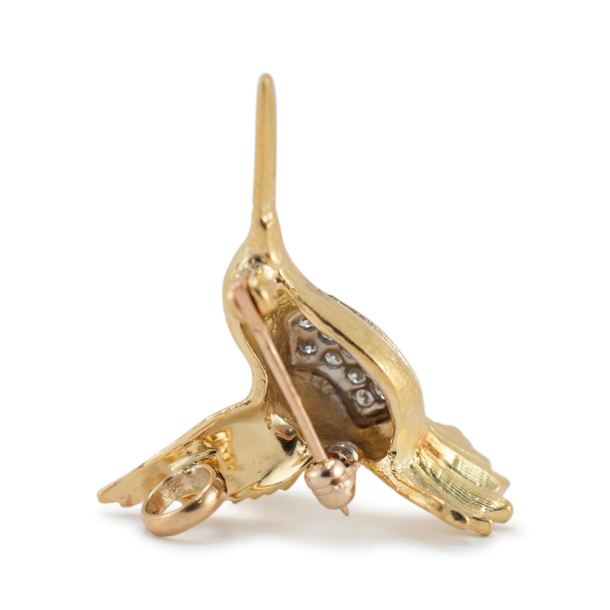Genere: Donna

Tipo di metallo: Oro giallo 18 carati

Lunghezza: 0.75 pollici

Peso: 5.89 grammi

Una spilla/pendente vintage in oro giallo 18 carati con diamanti e rubini.

Usato In ottime condizioni. Potrebbe presentare lievi segni di