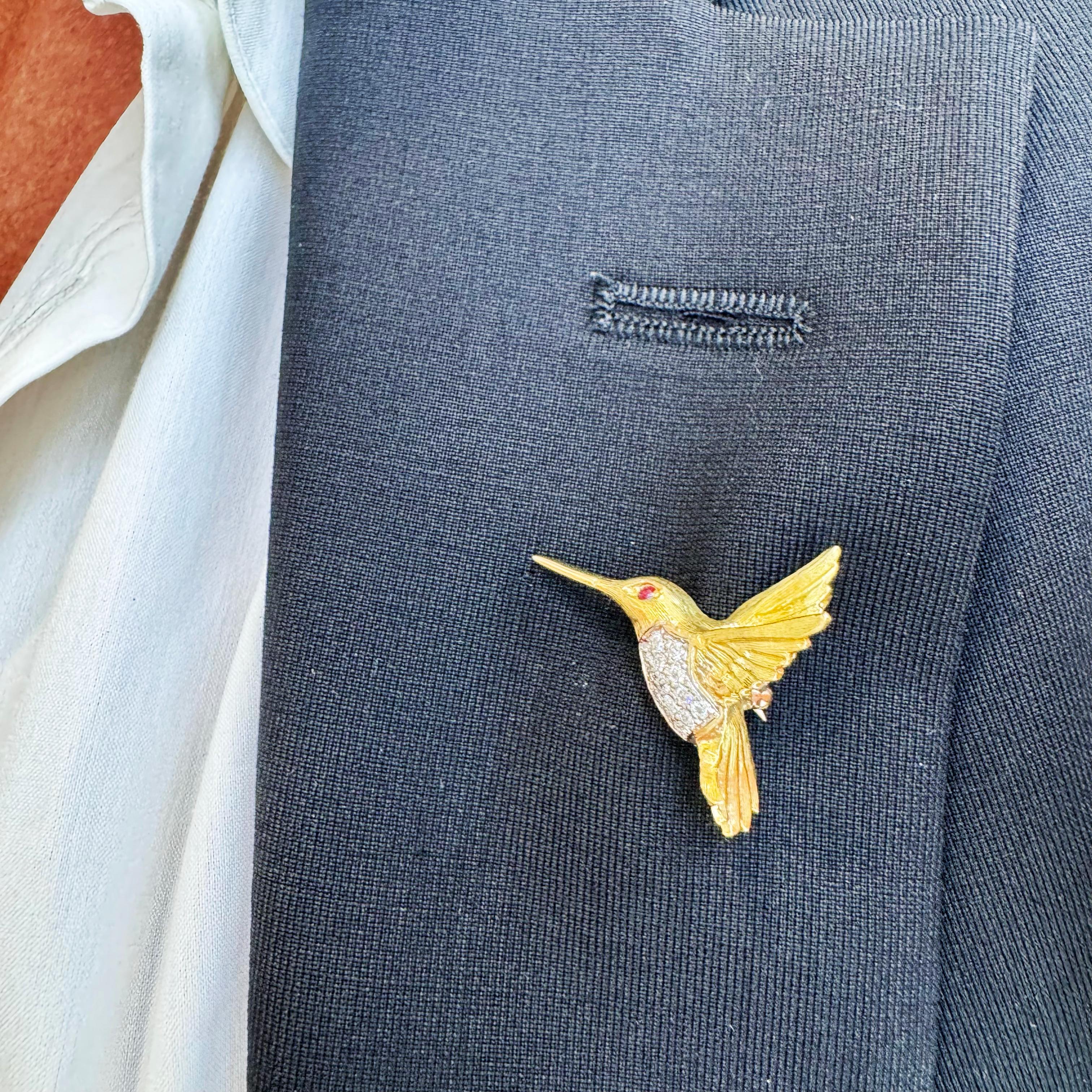 Ciondolo Spilla Colibrì d'epoca in oro giallo 18 carati con diamante e rubino In condizioni ottime in vendita a Houston, TX