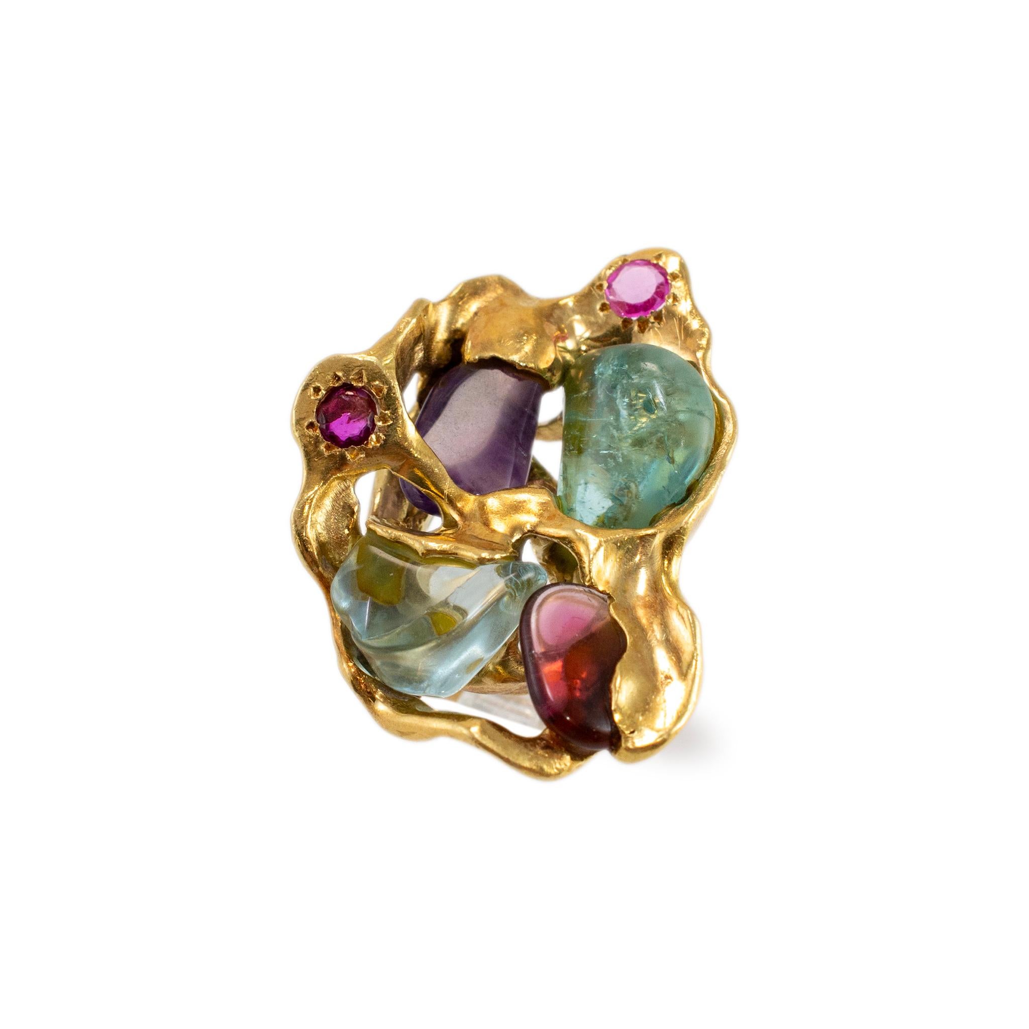 Sexo: Señoras

Tipo de metal: Oro amarillo de 18 quilates

Tamaño del anillo: 6,75

Peso: 16,75 gramos

Un anillo de cóctel de diamantes, rubíes, aguamarinas, granates y amatistas de época, de oro amarillo de 18 quilates, con caña semicircular. En