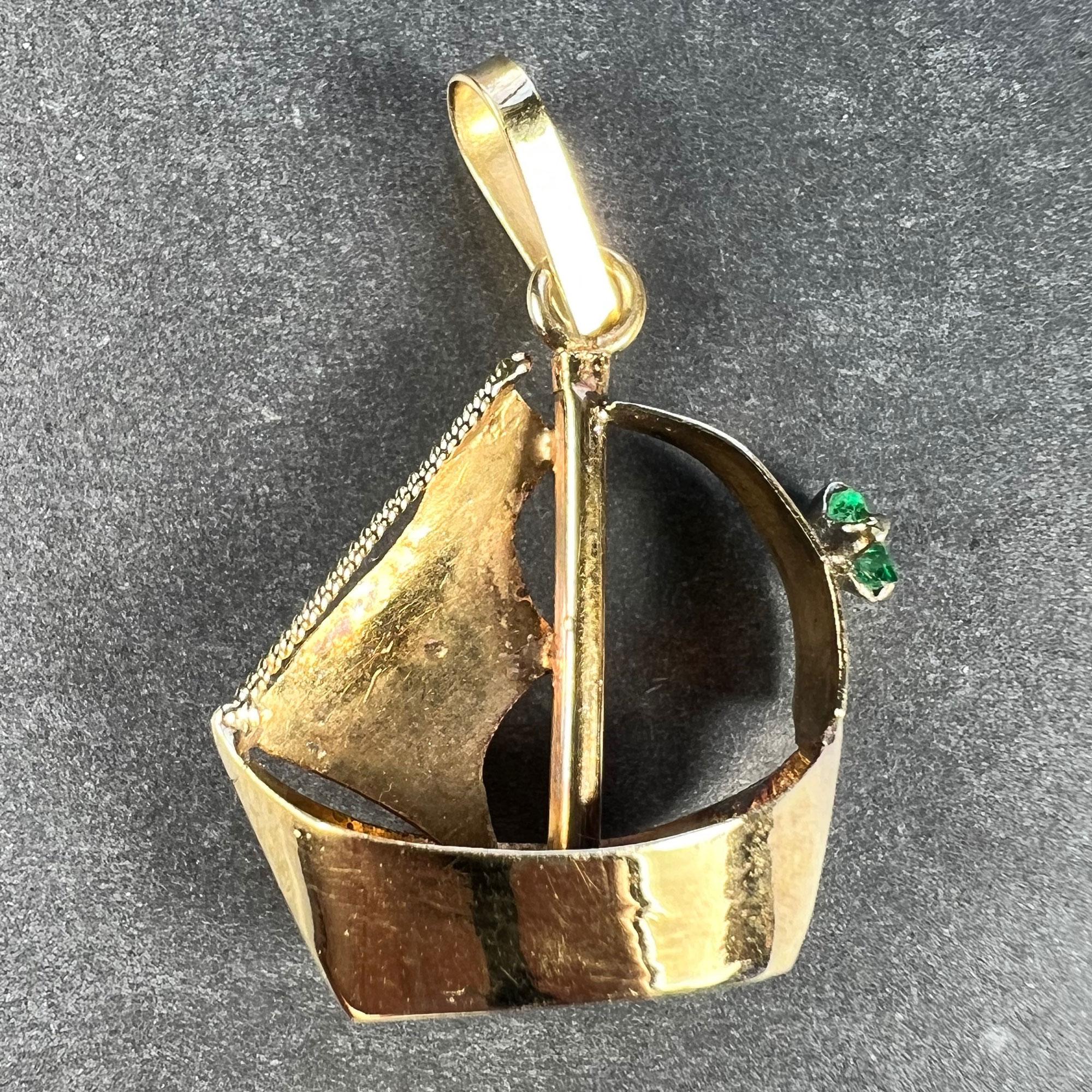 Vintage 18K Yellow Gold Sailing Yacht Boat Emerald Charm Pendant In Good Condition For Sale In London, GB