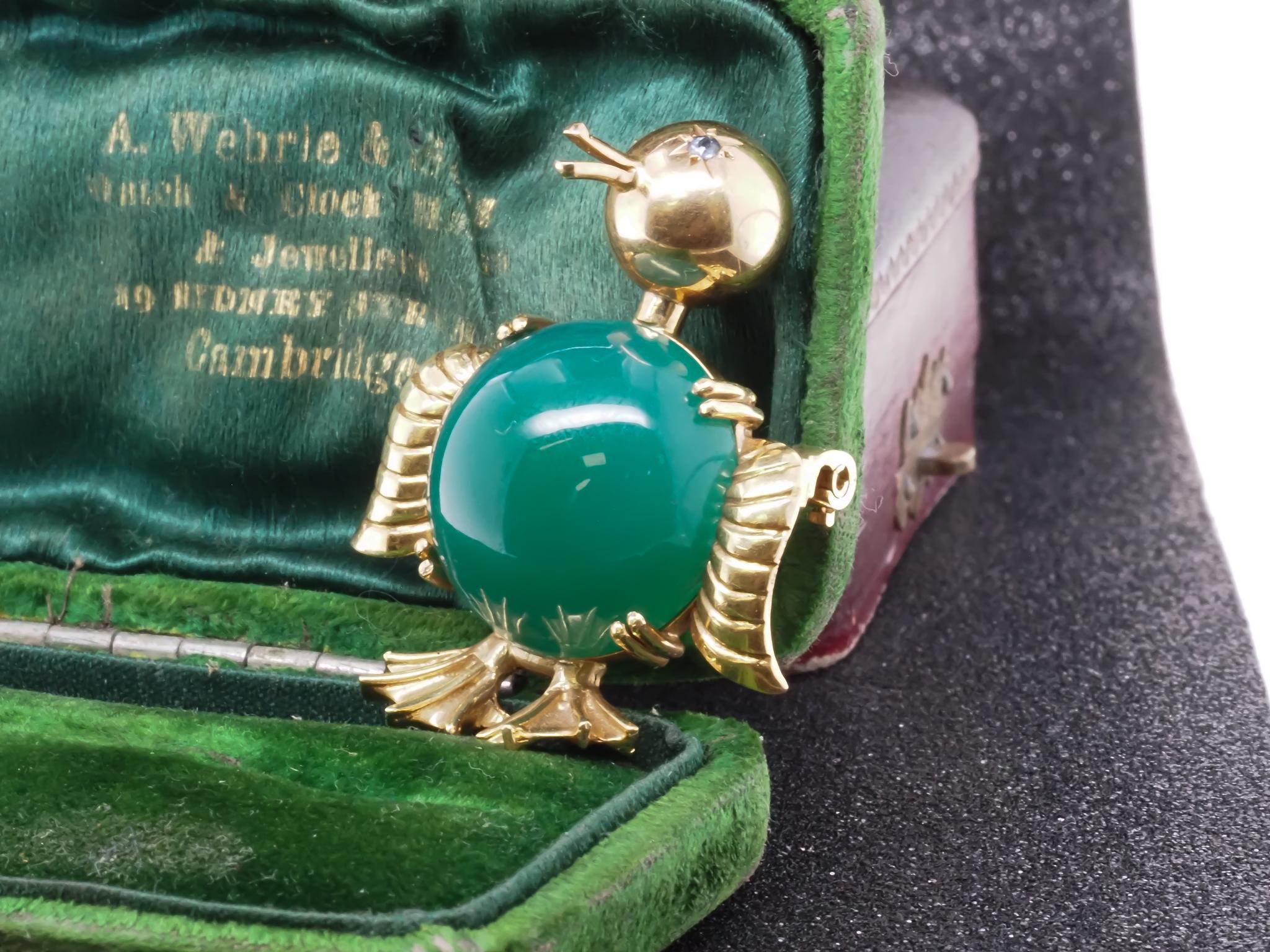 Item Details:
Metal Type: 18K Yellow Gold [Hallmarked, and Tested]
Weight: 18.5 grams

Center Stone Measurement: 20mm diameter, Green, Natural Chrysoprase.

Eyes are natural sapphires, blue color.

Pin Measurements:
Diameter: 1.5 inches