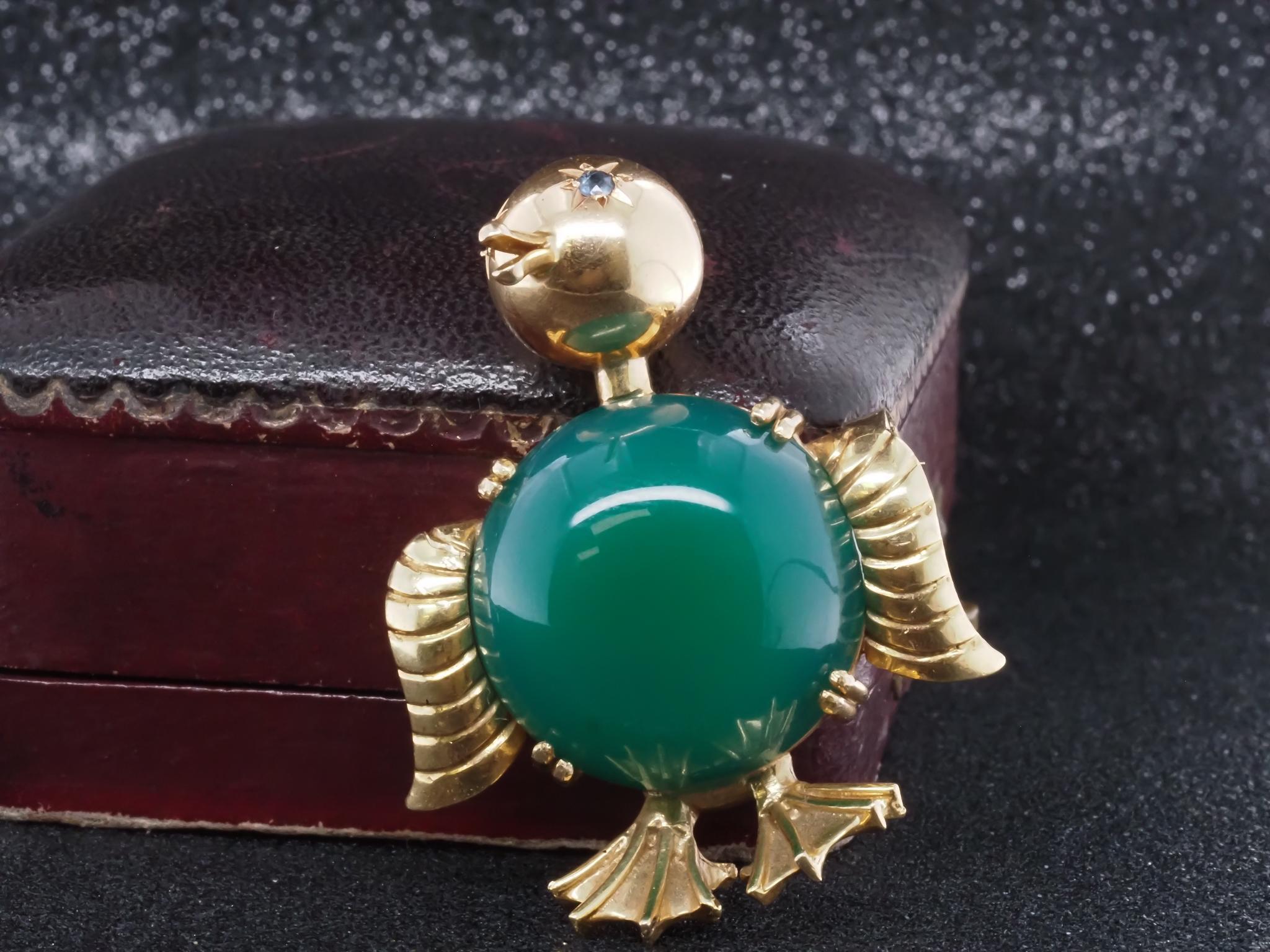 Vintage 18k Yellow Gold Sapphire and Chrysoprase Duck Brooch In Good Condition For Sale In Hicksville, NY