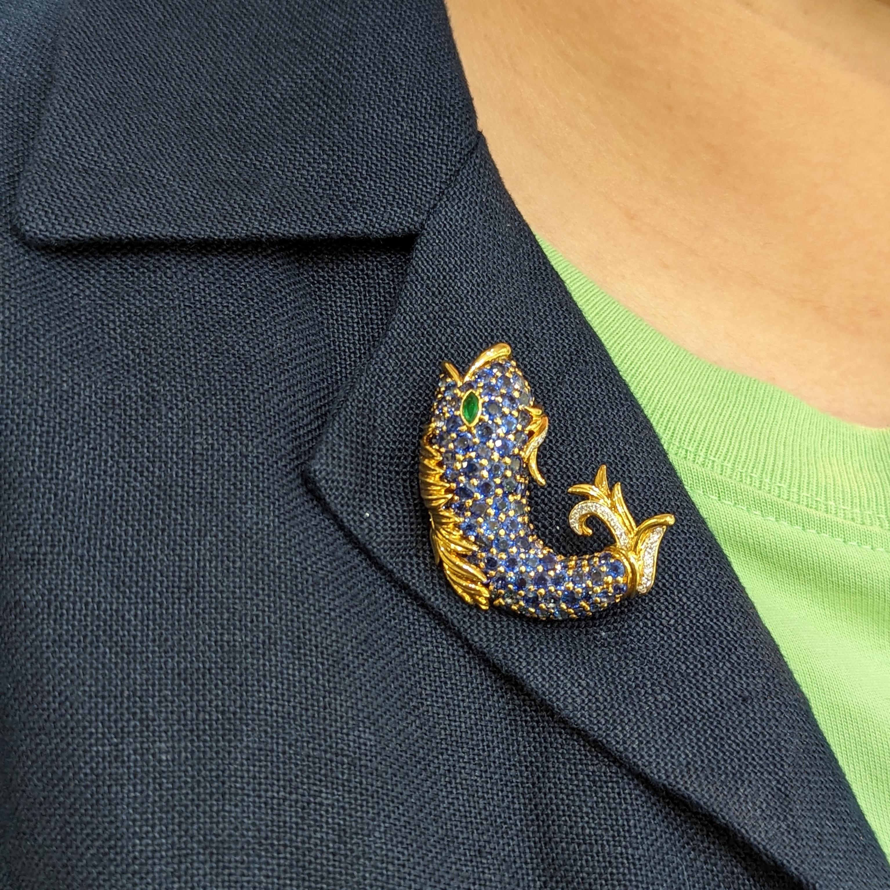 Vintage 18K Yellow Gold Sapphire Diamond Emerald Fish Fur Clip Brooch For Sale 1