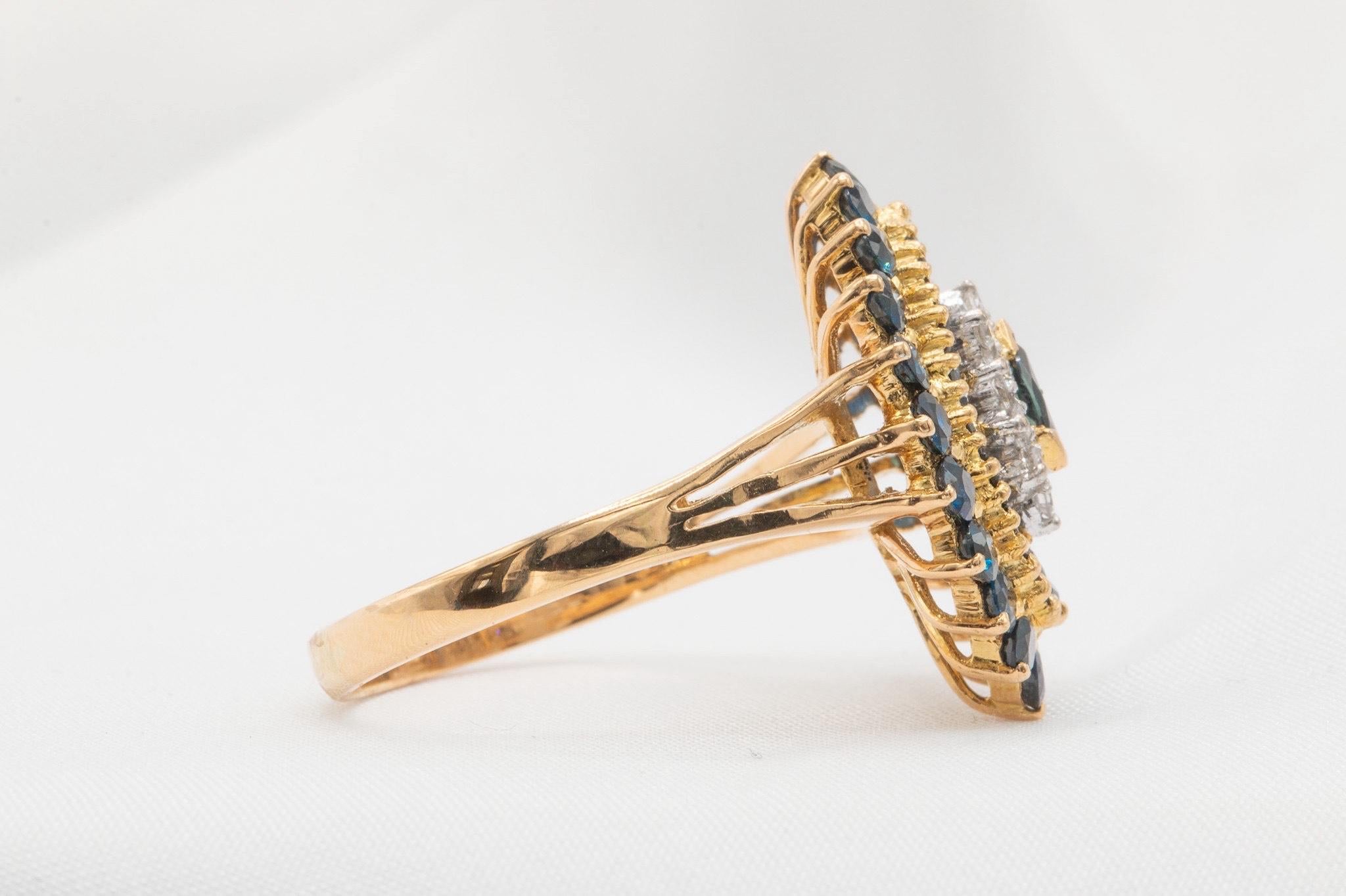 Cette magnifique bague vintage des années 1960 est fabriquée en or jaune 18 carats et présente de riches saphirs d'un bleu royal accentués par des diamants d'une blancheur et d'une netteté exceptionnelles, créant un contraste saisissant. De taille