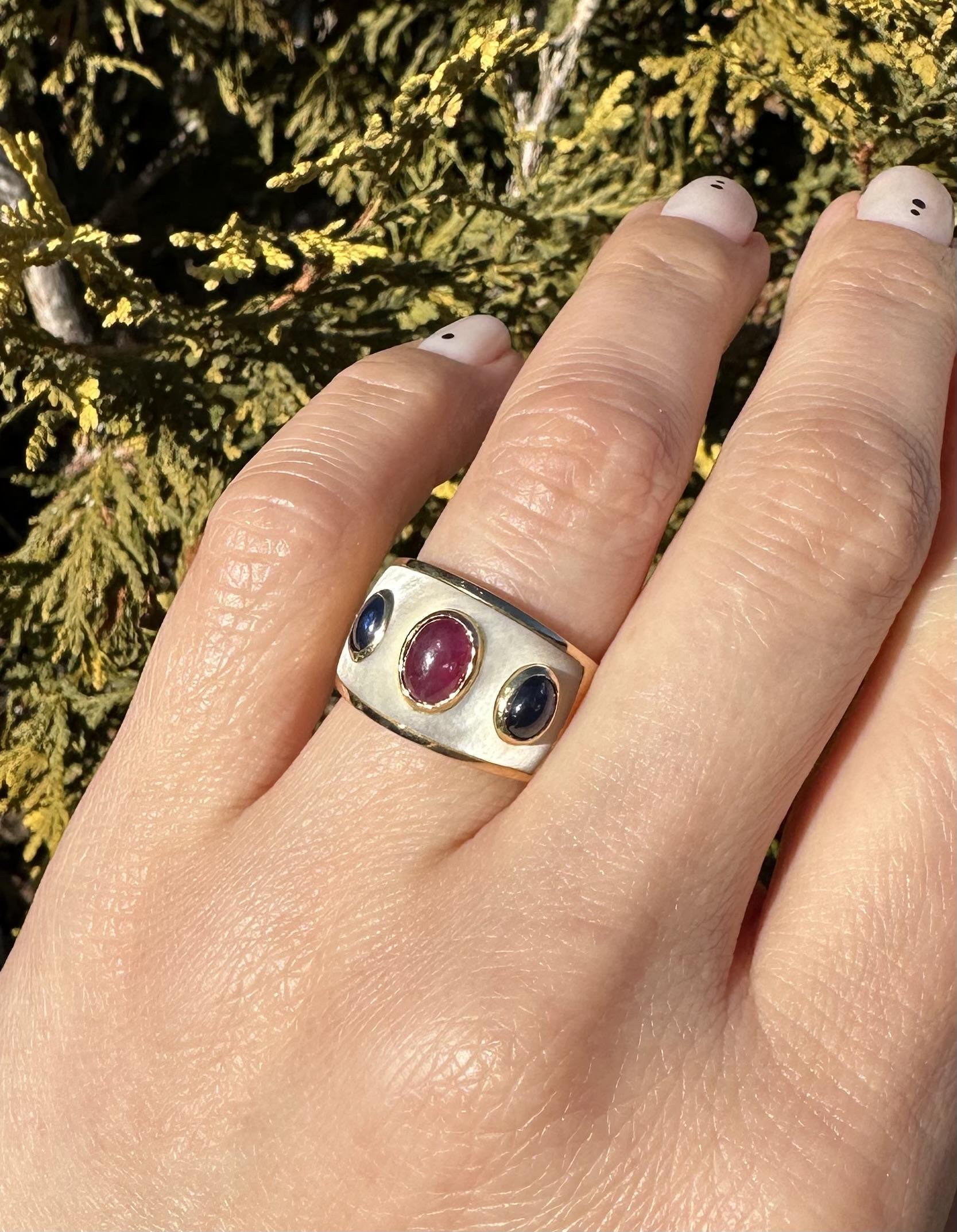 Vintage 18k Yellow Gold Sapphire & Ruby Mother of Pearl Wide Cigar Band Ring For Sale 1