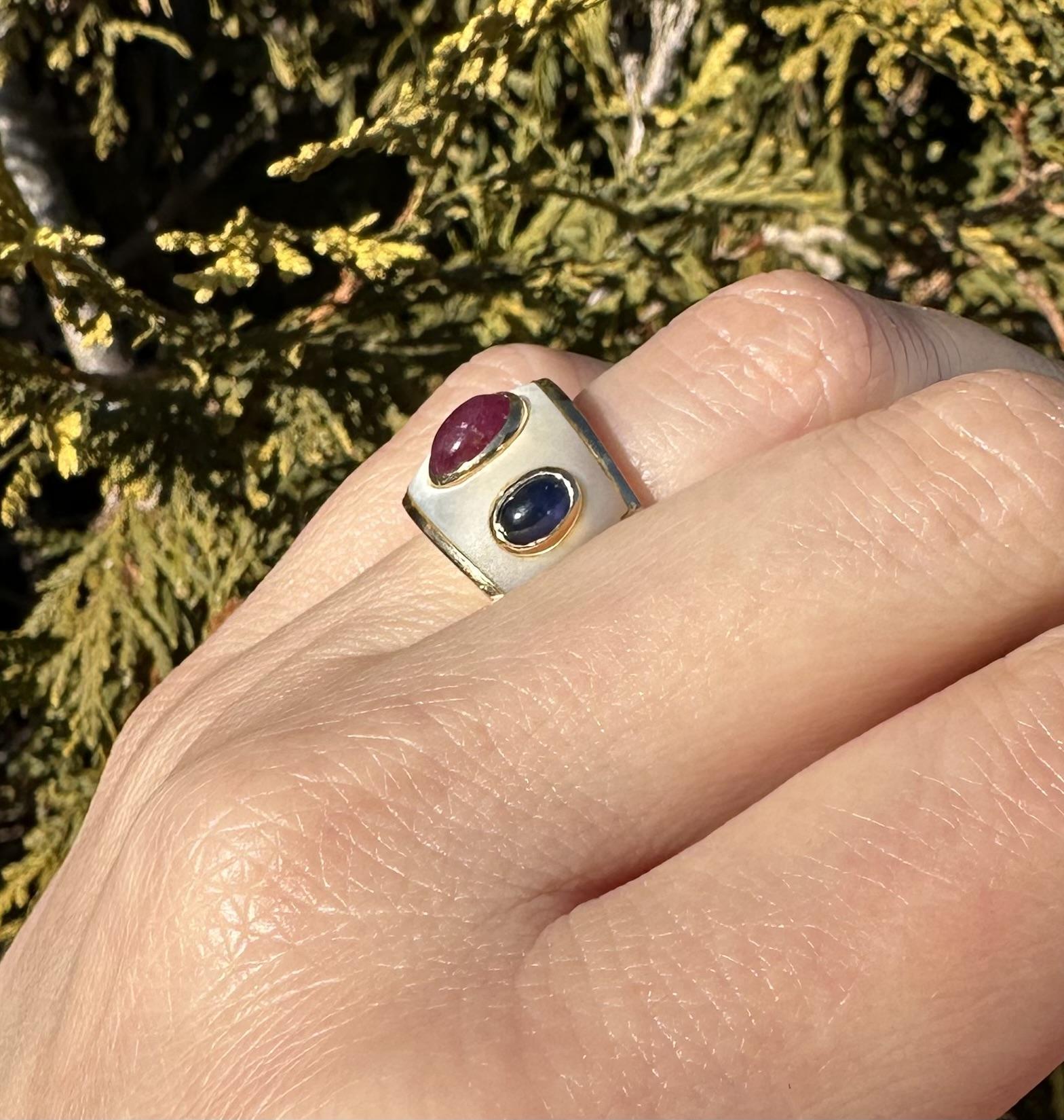 Vintage 18k Yellow Gold Sapphire & Ruby Mother of Pearl Wide Cigar Band Ring For Sale 2