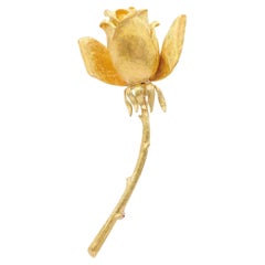 Broche vintage en or jaune 18 carats et satin à motifs roses