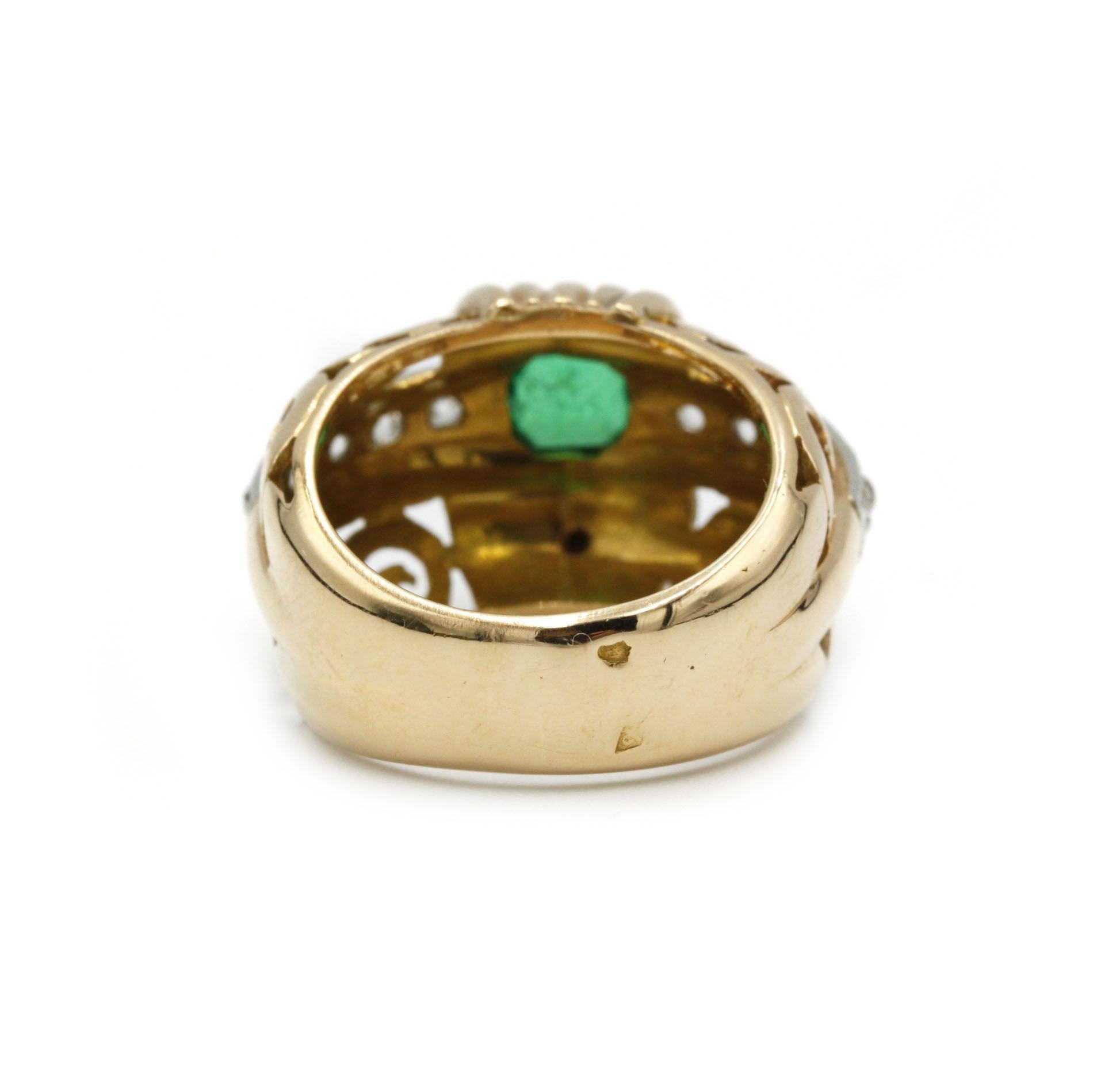 Dieser exquisite Damenring ist aus warmem 18-karätigem Gelbgold (750‰) gefertigt und zeigt in der Mitte einen achteckigen Smaragd von ca. 0,90 Karat in Lünettenfassung. Der leuchtend grüne Edelstein wird von zehn Diamanten im Minenschliff flankiert,