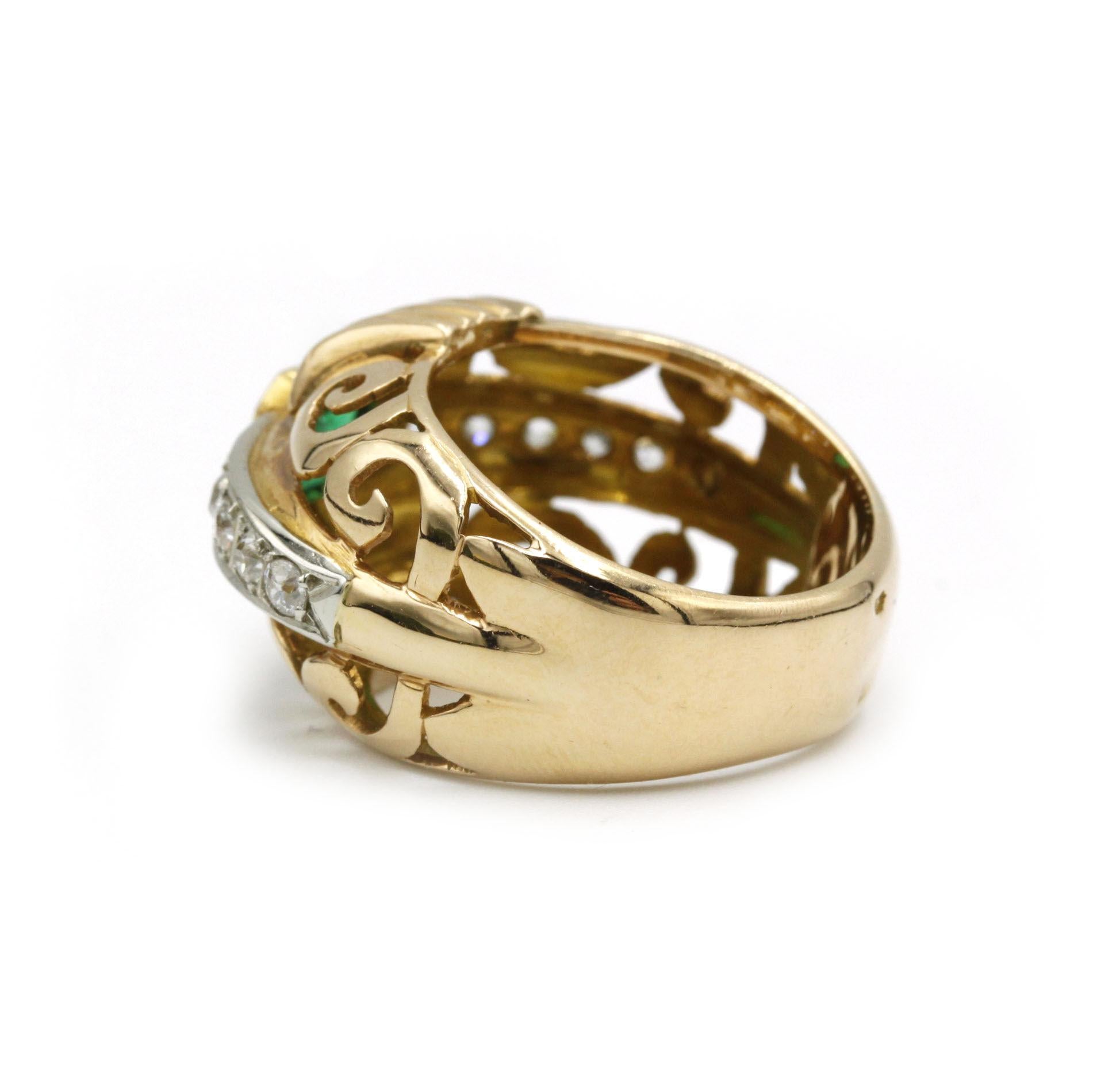 18 Karat Gelbgold Diamantring mit Schnörkeln und Smaragd im alten Minenschliff (Retro) im Angebot