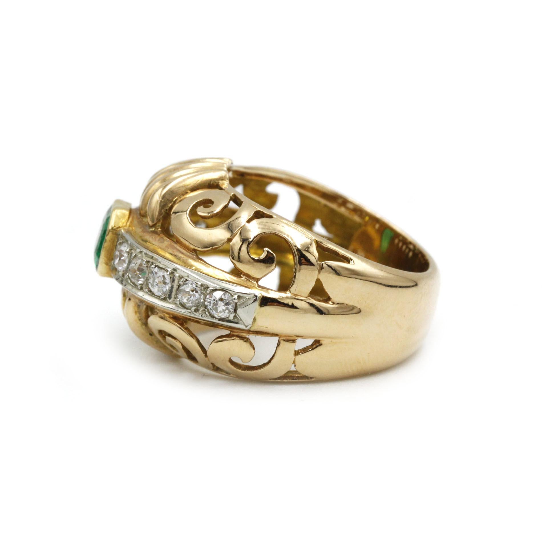 18 Karat Gelbgold Diamantring mit Schnörkeln und Smaragd im alten Minenschliff (Smaragdschliff) im Angebot