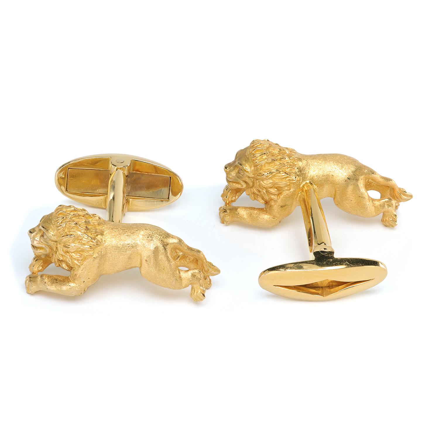 Vintage 18k Yellow Gold Sculptured One-of-a-kind Cufflinks with Diamond Eyes In New Condition For Sale In New York, NY