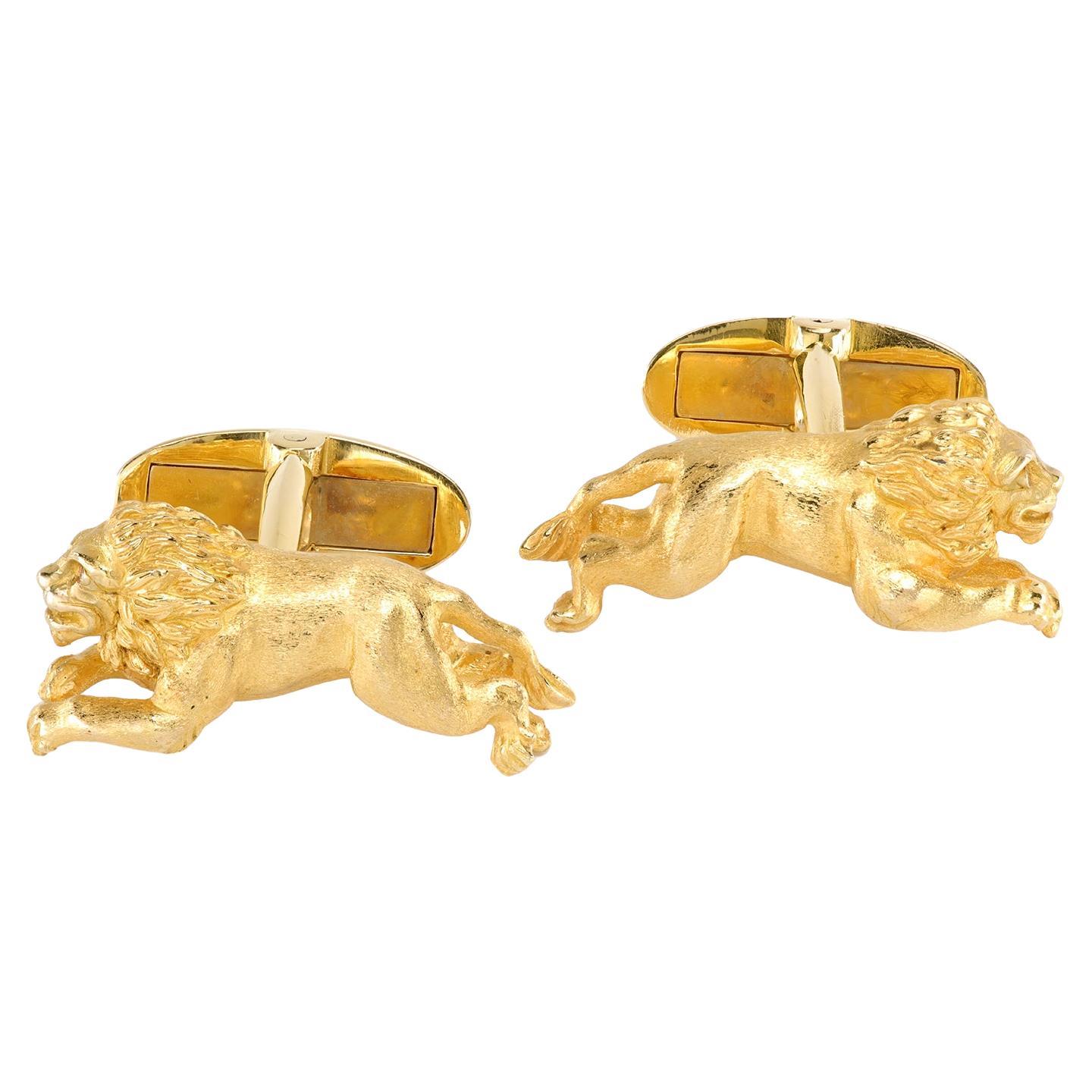 Vintage 18k Yellow Gold Sculptured One-of-a-kind Cufflinks with Diamond Eyes For Sale