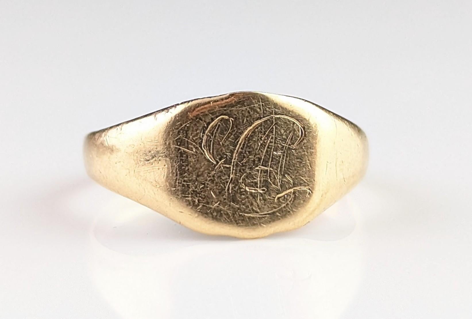 Vintage 18k yellow gold signet ring, monogrammed 5